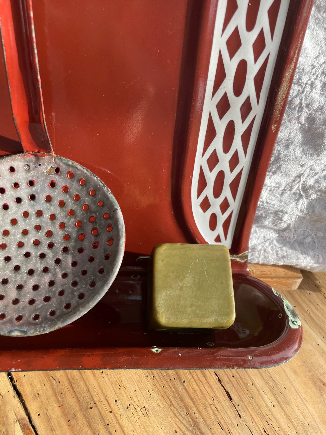 Enamelled kitchen sheet metal plate