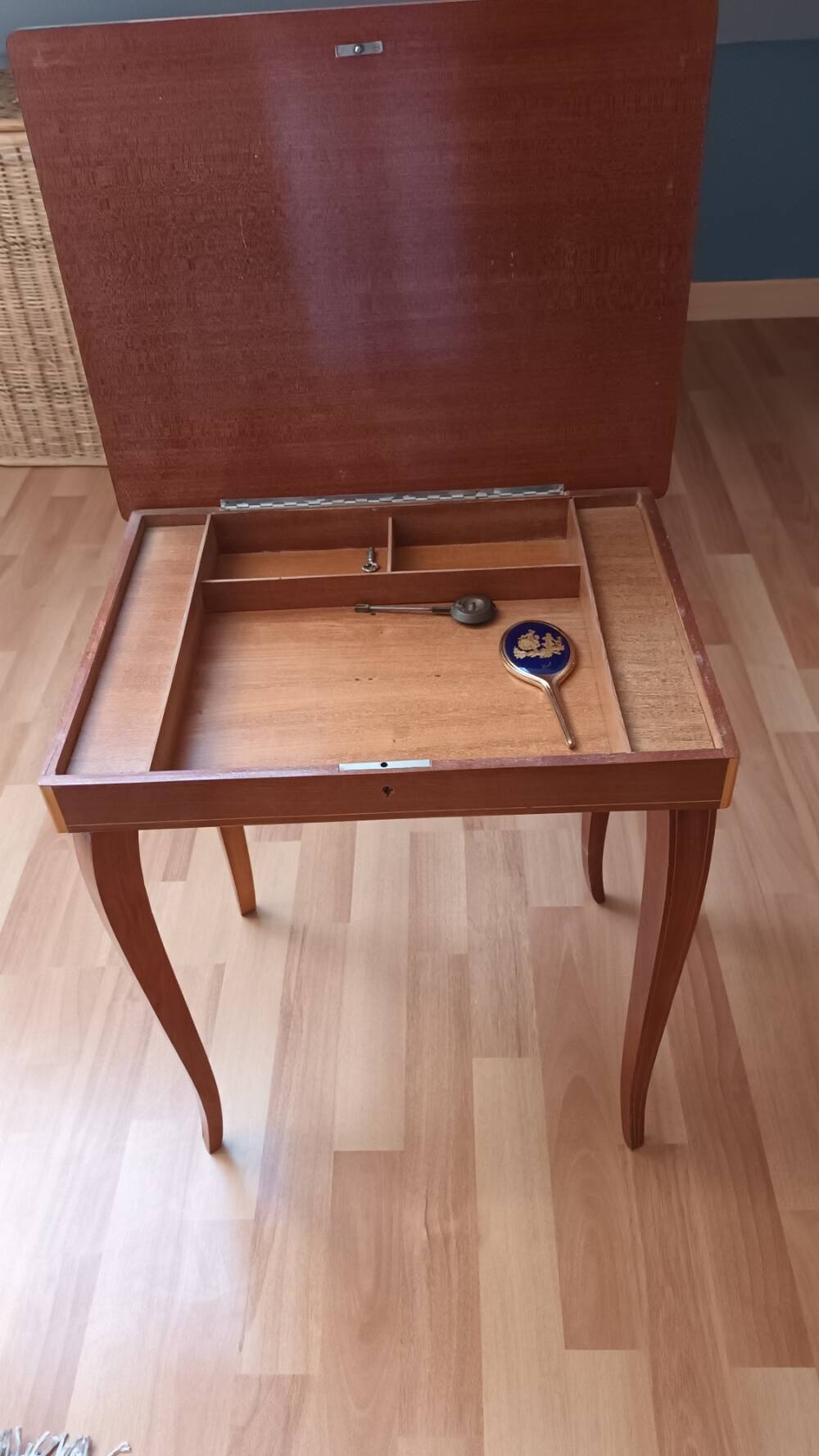Small jewellery table in Sorrento marquetry - Italy, circa 1970.