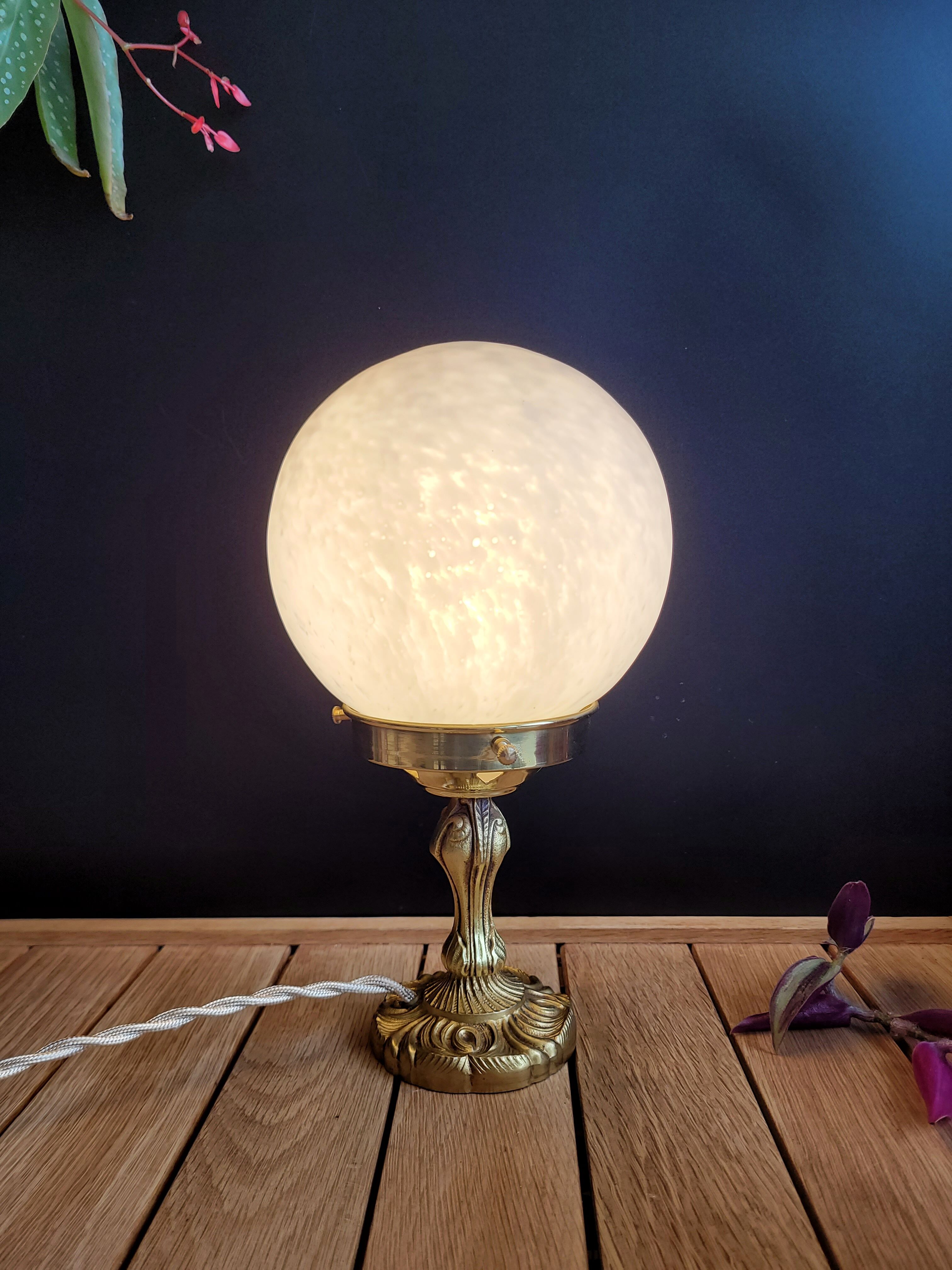 Clichy globe brass lamp