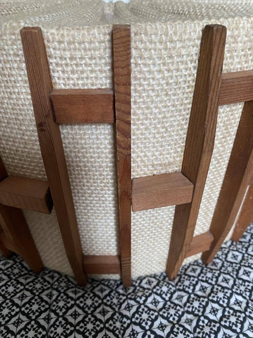 Graphic Scandinavian pendant light in wood and fabric from the 60s and 70s