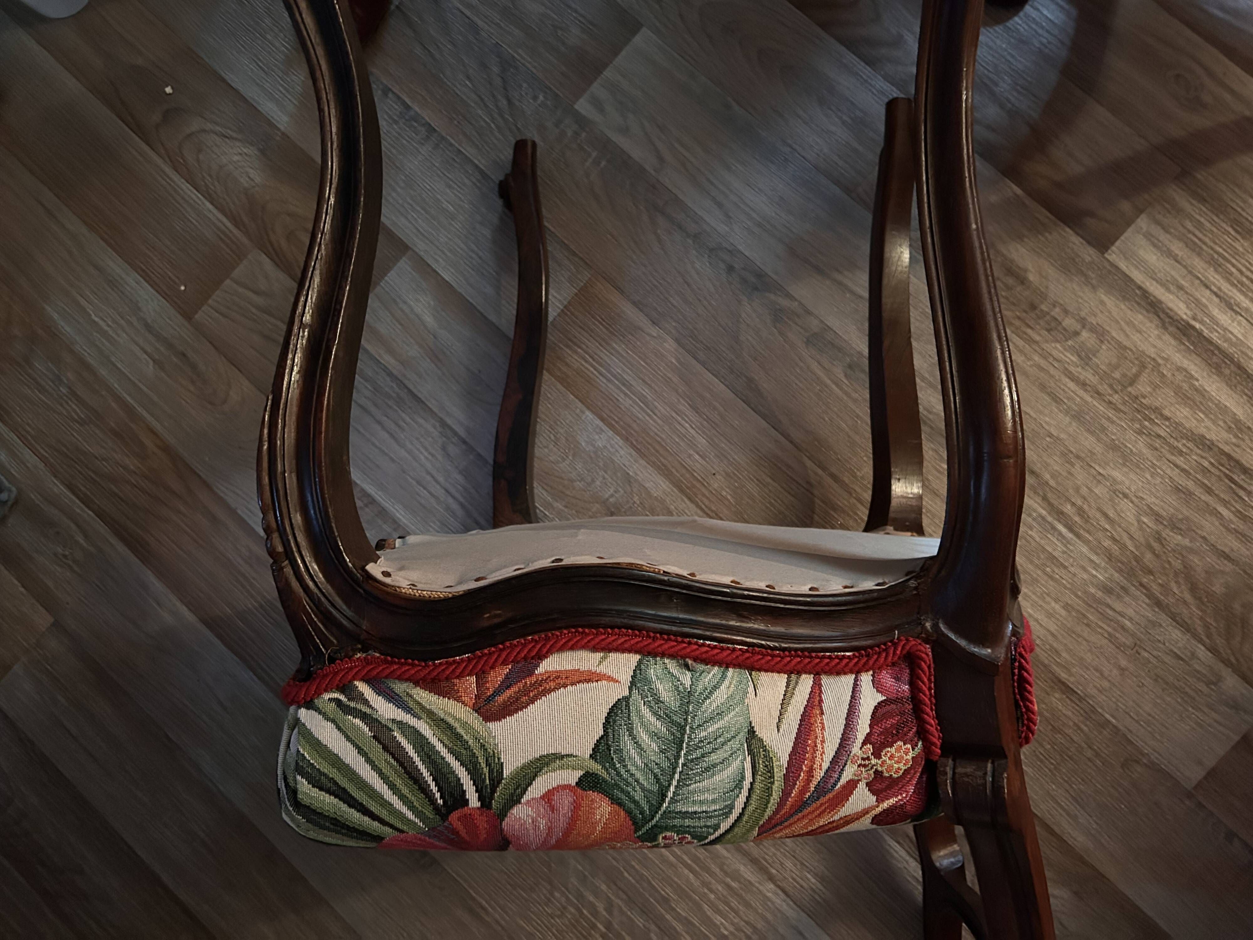 Chaises anciennes en noyer