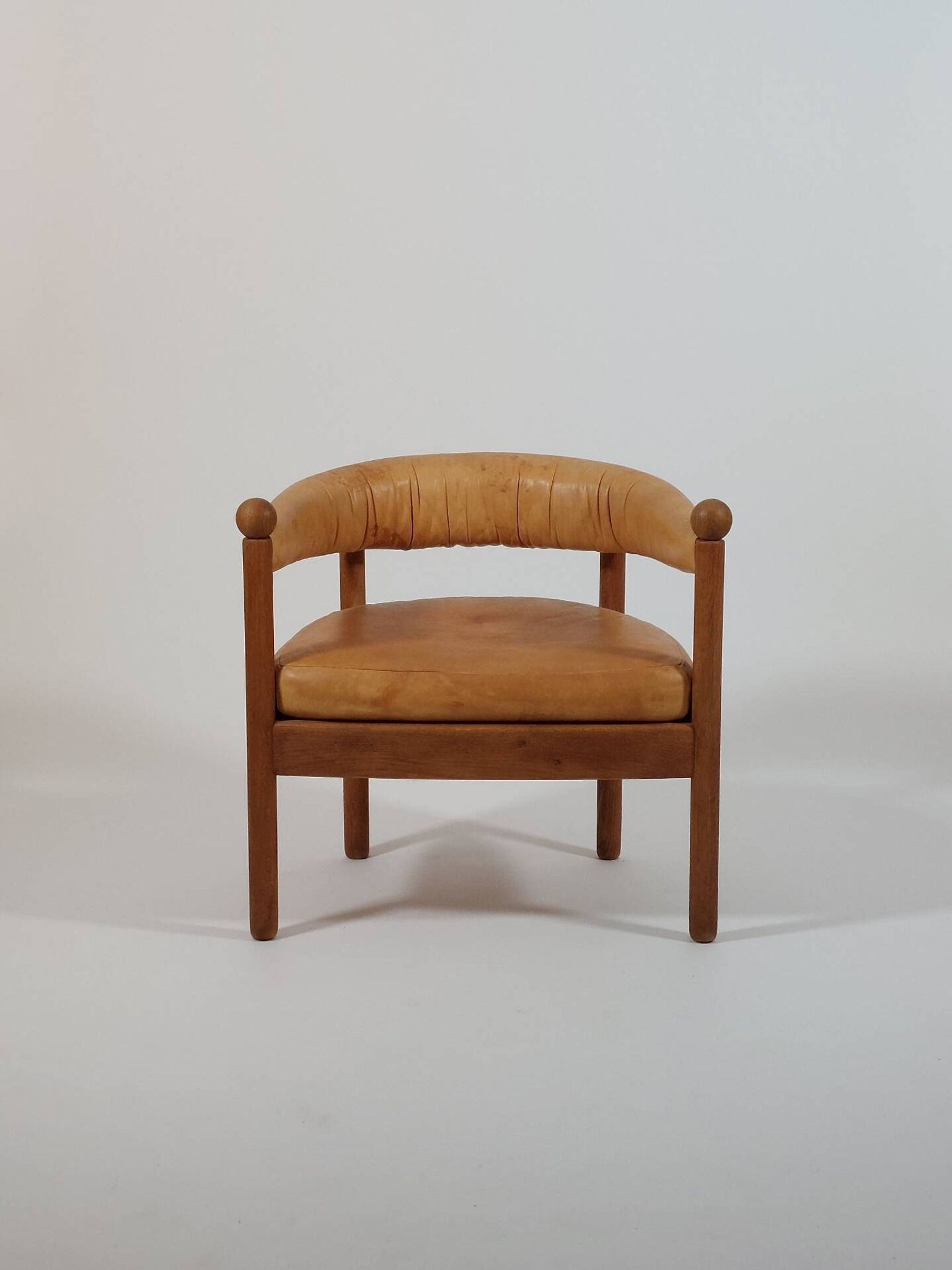 Chaise de trône en bois vintage, fauteuil en cuir cognac.