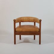 Chaise de trône en bois vintage, fauteuil en cuir cognac.