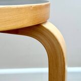 Tabouret Alvar Aalto 60 plateau en linoléum noir