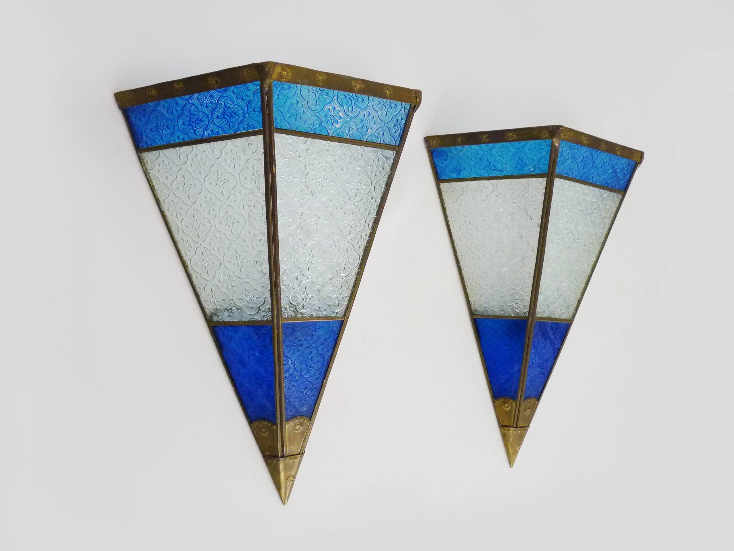 Pair of oriental triangle wall lights in copper and transparent and blue glass. 1970s