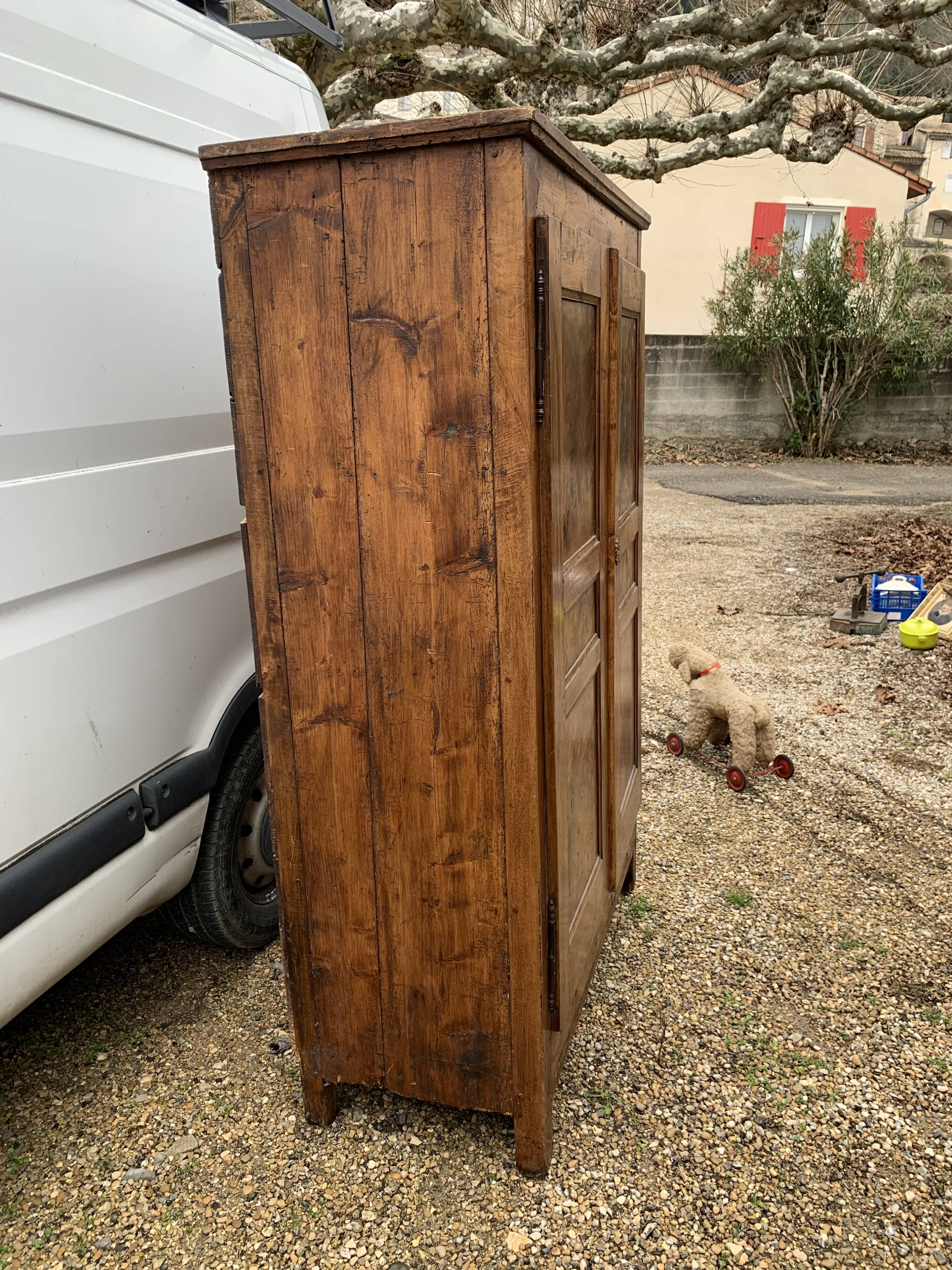 Armoire lingère de village en campagne