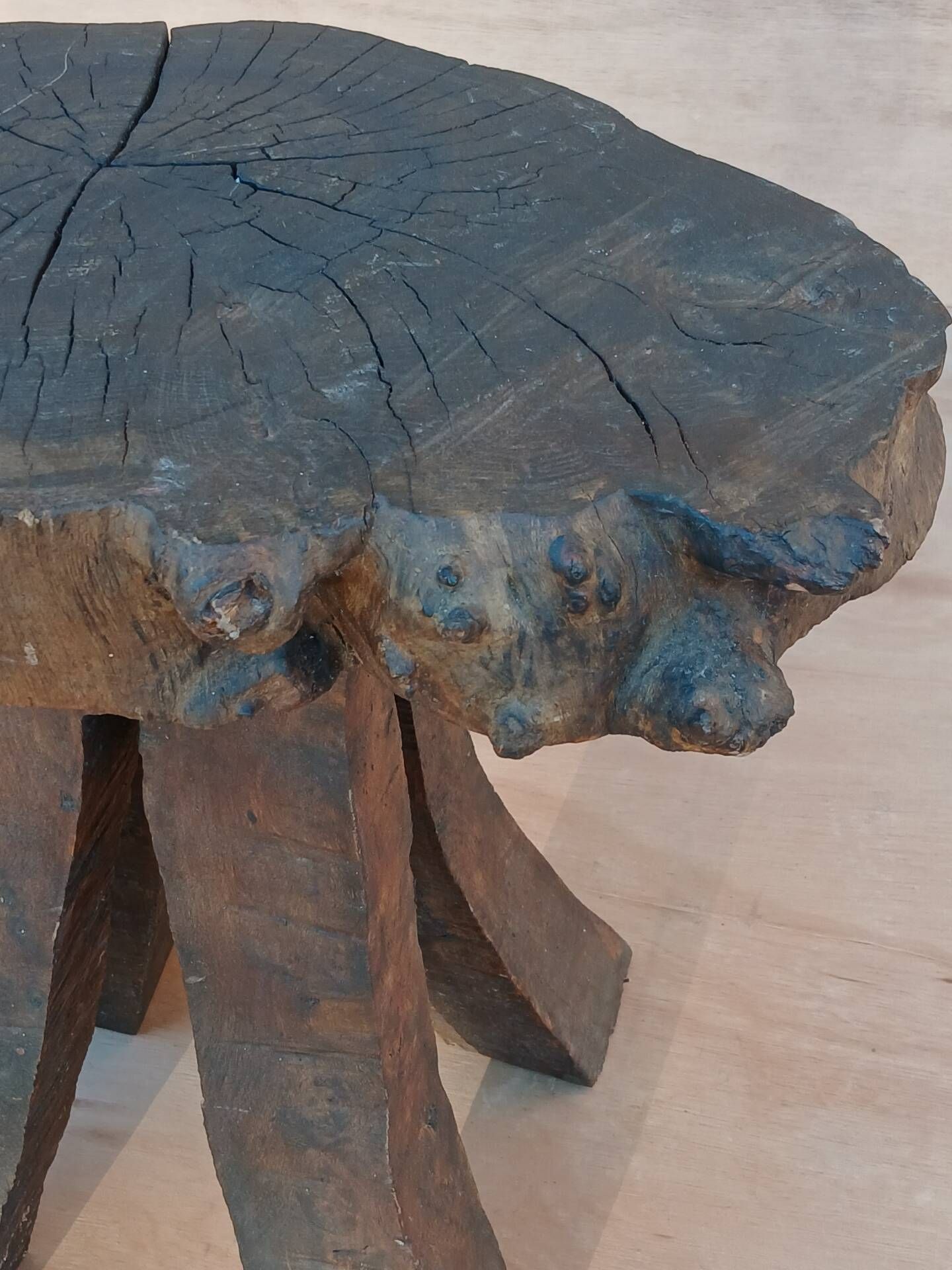 Tabouret brutaliste en chêne