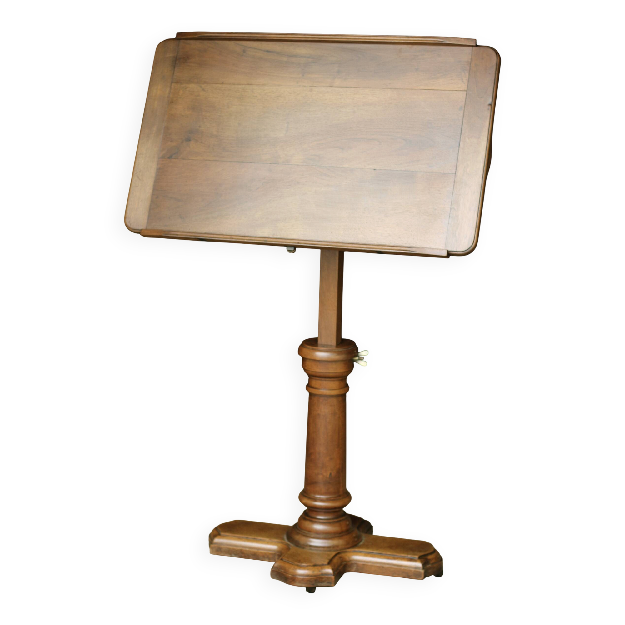 Beautiful "sun" table in solid walnut. Patented. Around 1900.