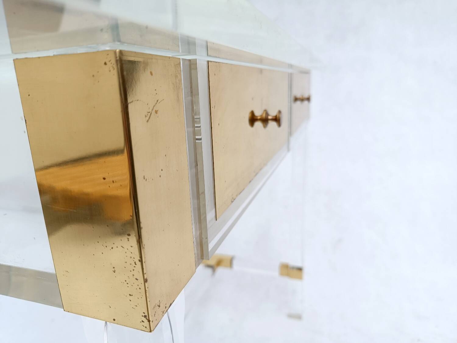 Bureau en verre acrylique et laiton par Charles Hollis Jones