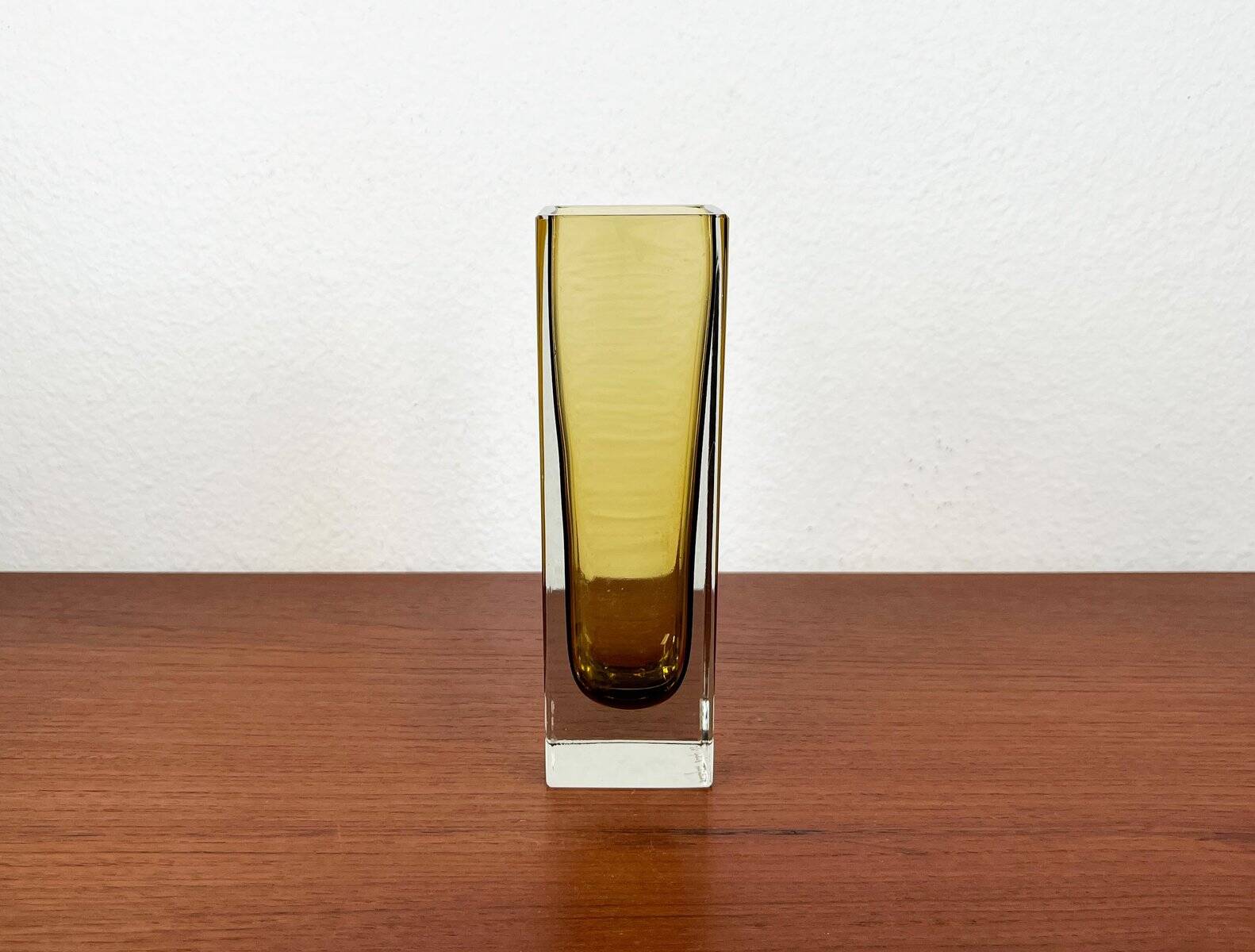 Minimalist Sommerso glass vase model Kf 296 from the mid-century by Kaj Franck for Nuutajärvi Notsjö, Finland, 1965.