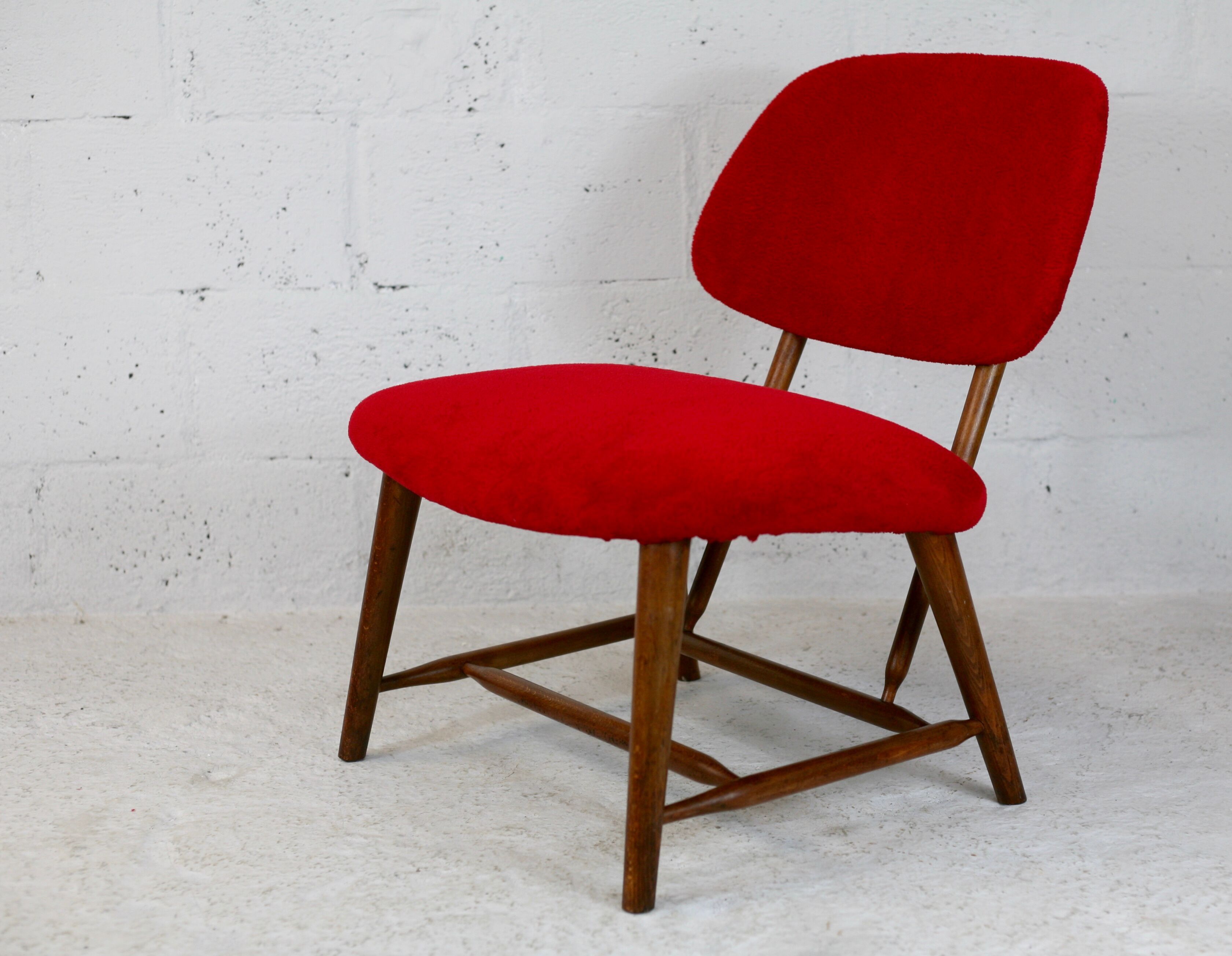 Chauffeuse by Alf Svensson, Model TeVe, published by Ljungs Industrier, Sweden, 1953. Retyped red.