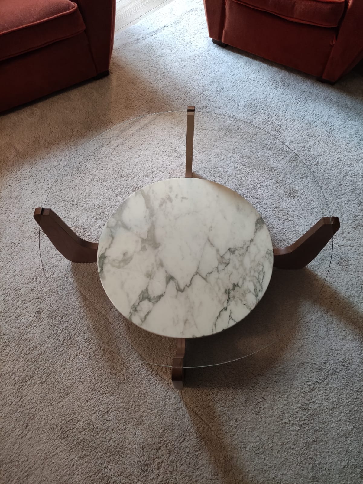 Table basse bois marbre et verre par Hugues Poignant