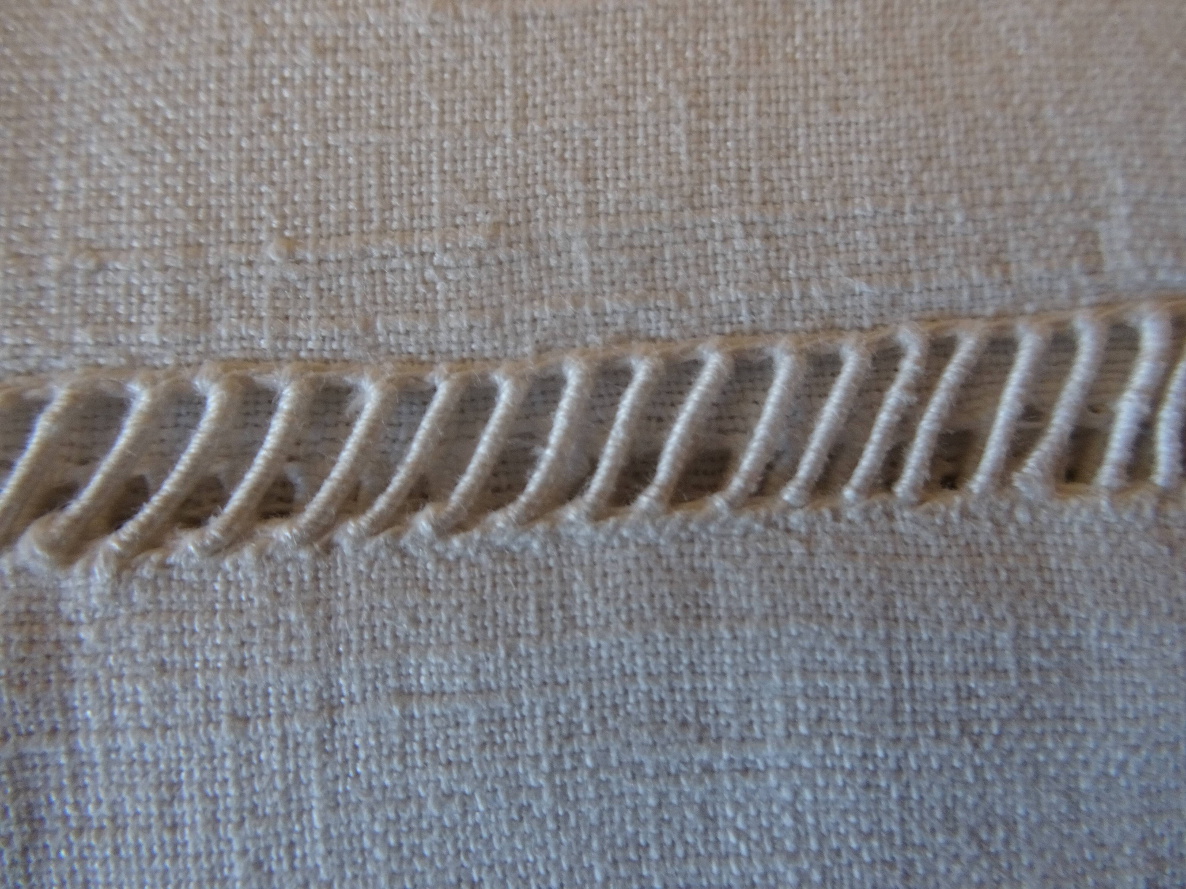 Cotton sheet with embroidered days