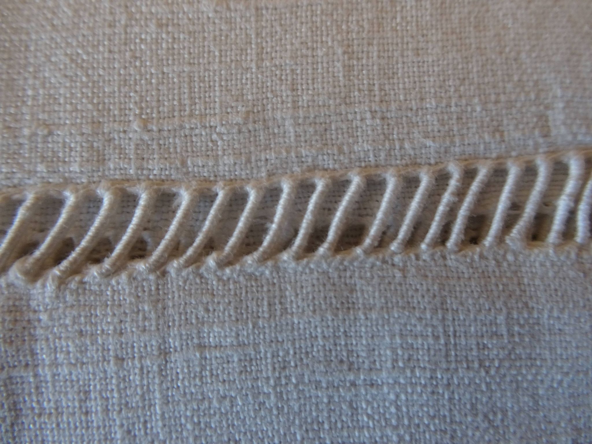 Drap en coton avec jours brodés