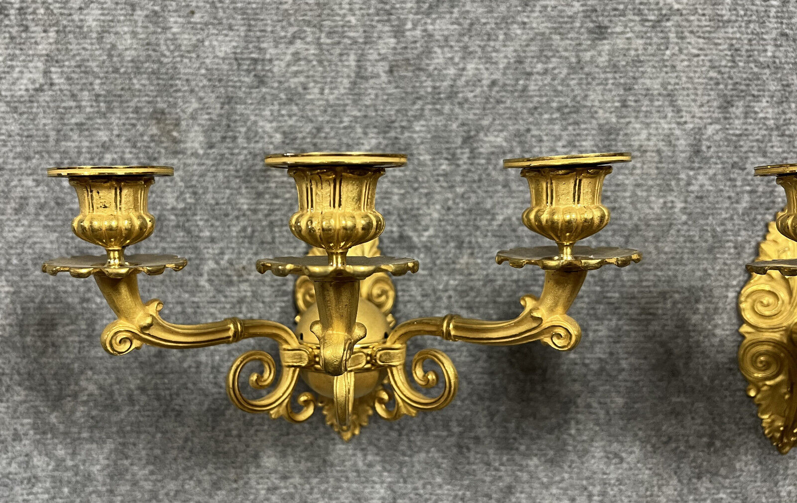 Pair of sconces period Consulate (18th) in gilded bronze with two patinas