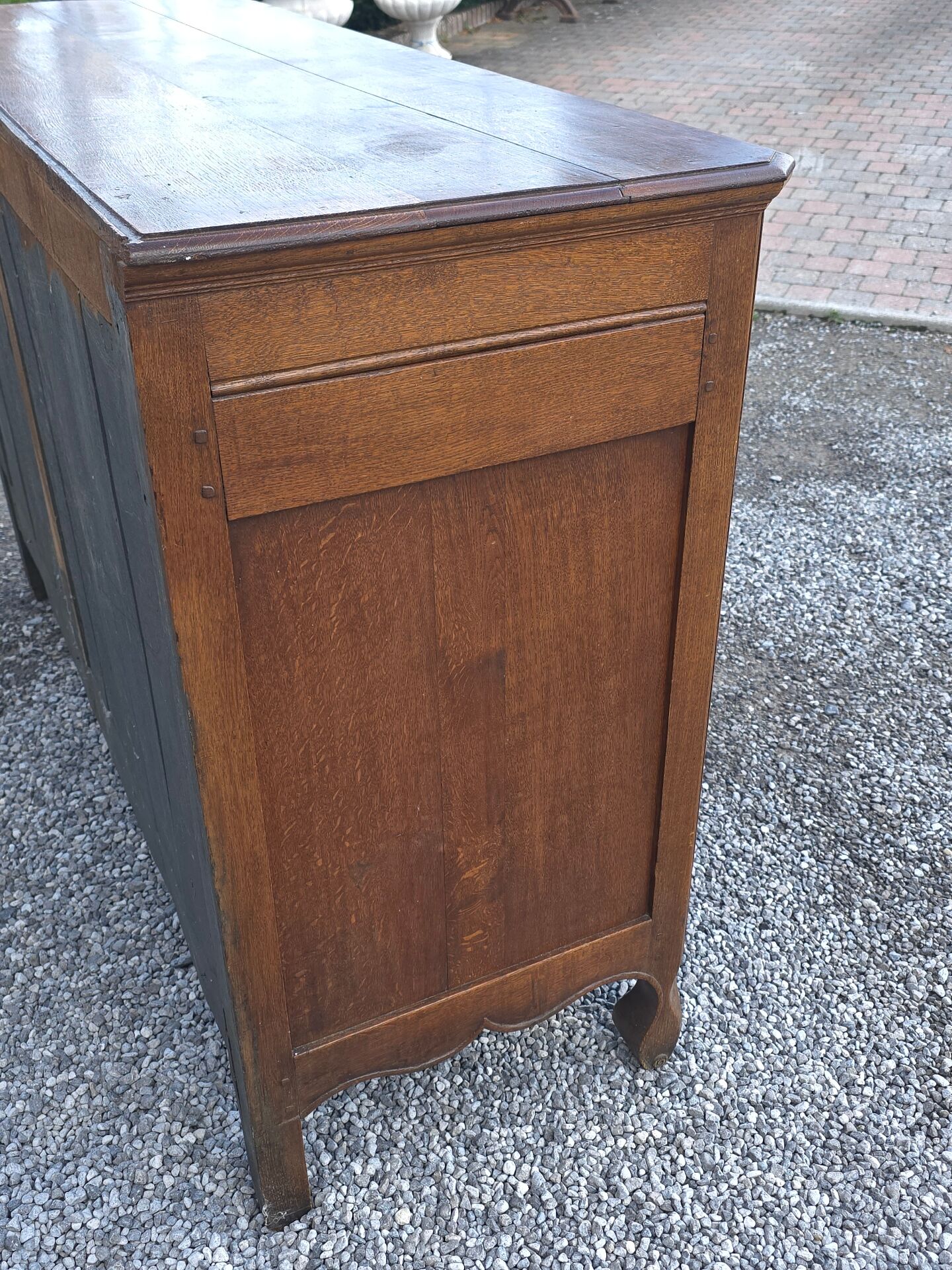 Very oak sideboard with 2 doors