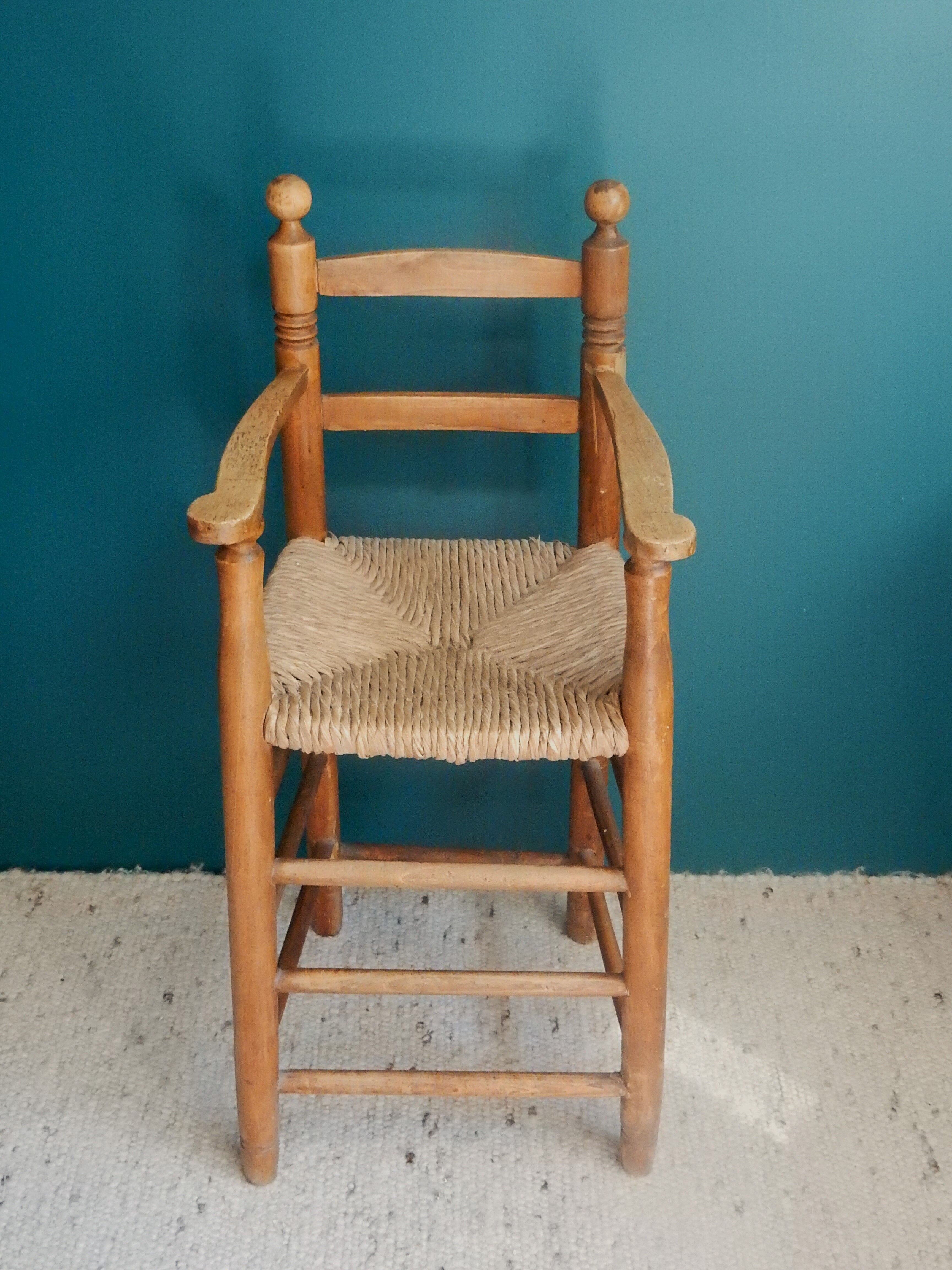 Children's high chair made of wood and straw