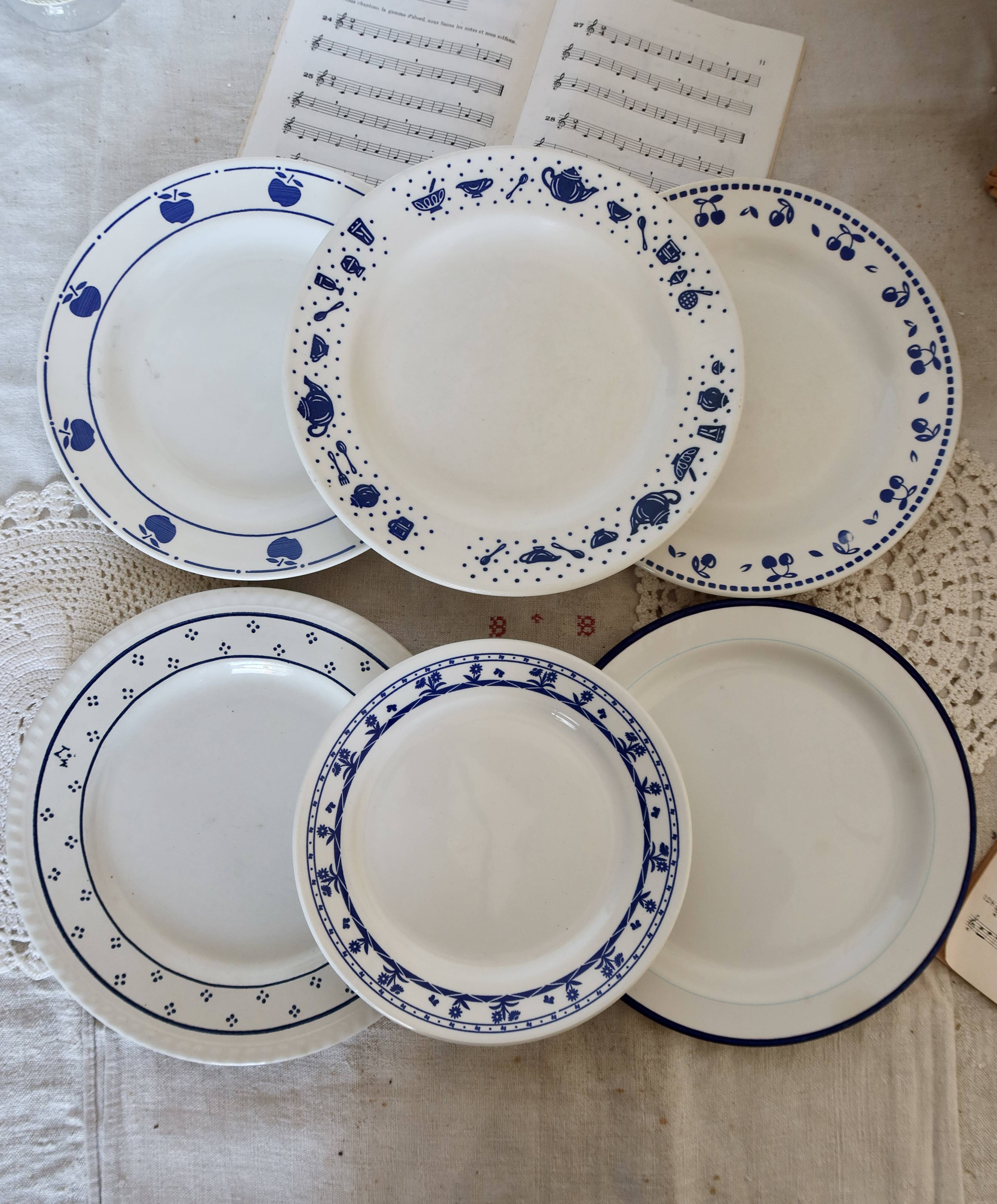 6 mismatched vintage flat plates - Laura set