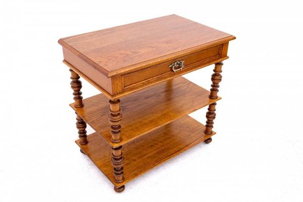 Table d'appoint, tournant des 19e et 20e siècles, Europe du Nord