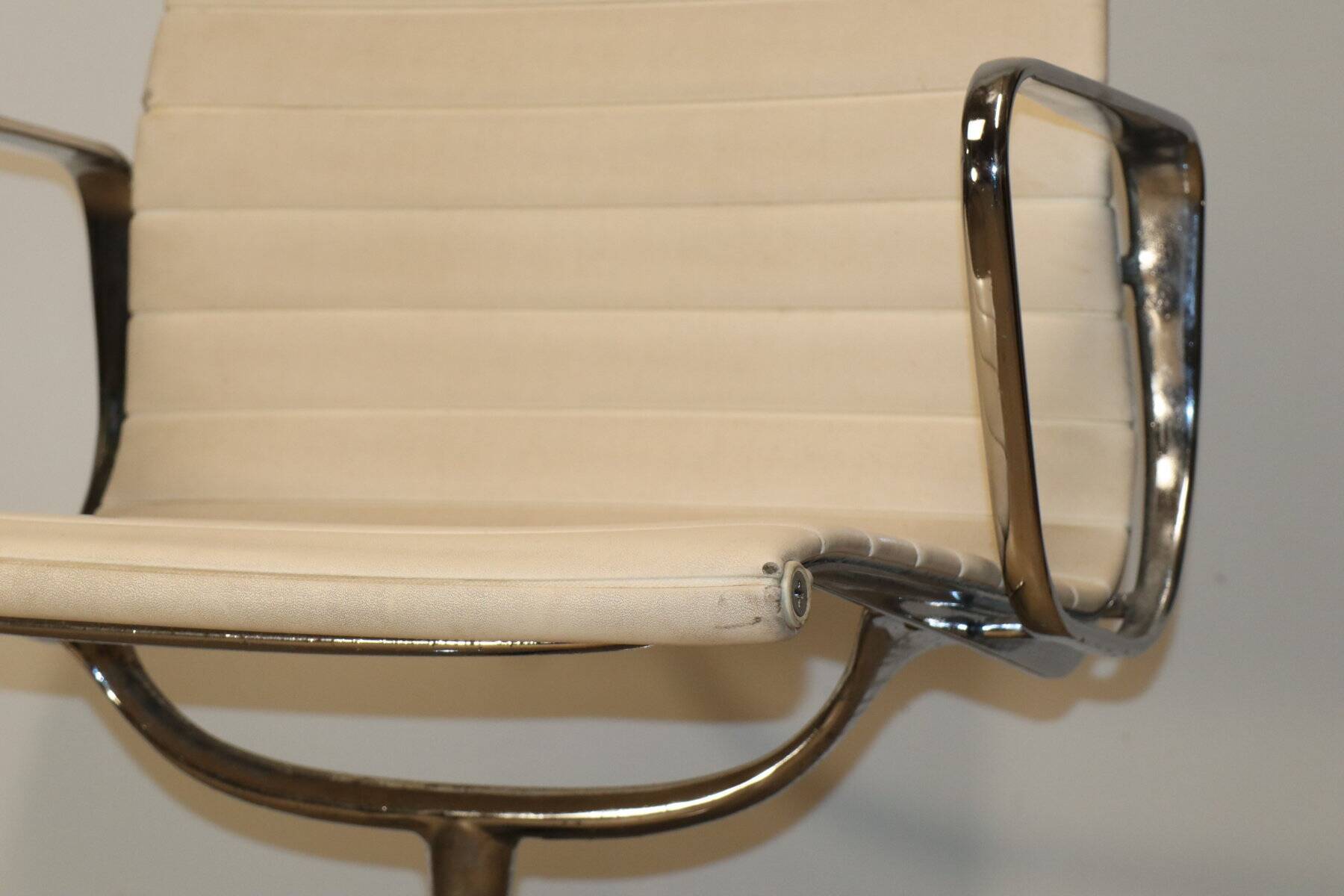 Fauteuil EA 108 en cuir – Charles & Ray Eames – Herman Miller – 1960