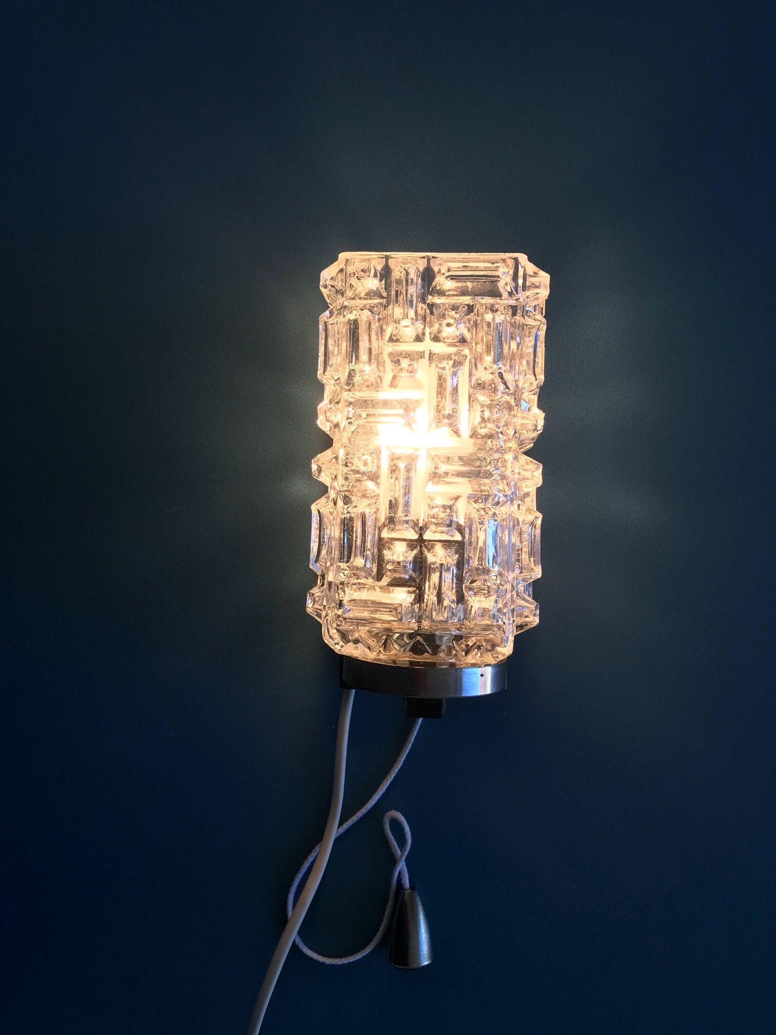 Rectangular wall lamp in molded glass