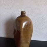 Bouteille ancienne d'eau minérale en grès de sel
