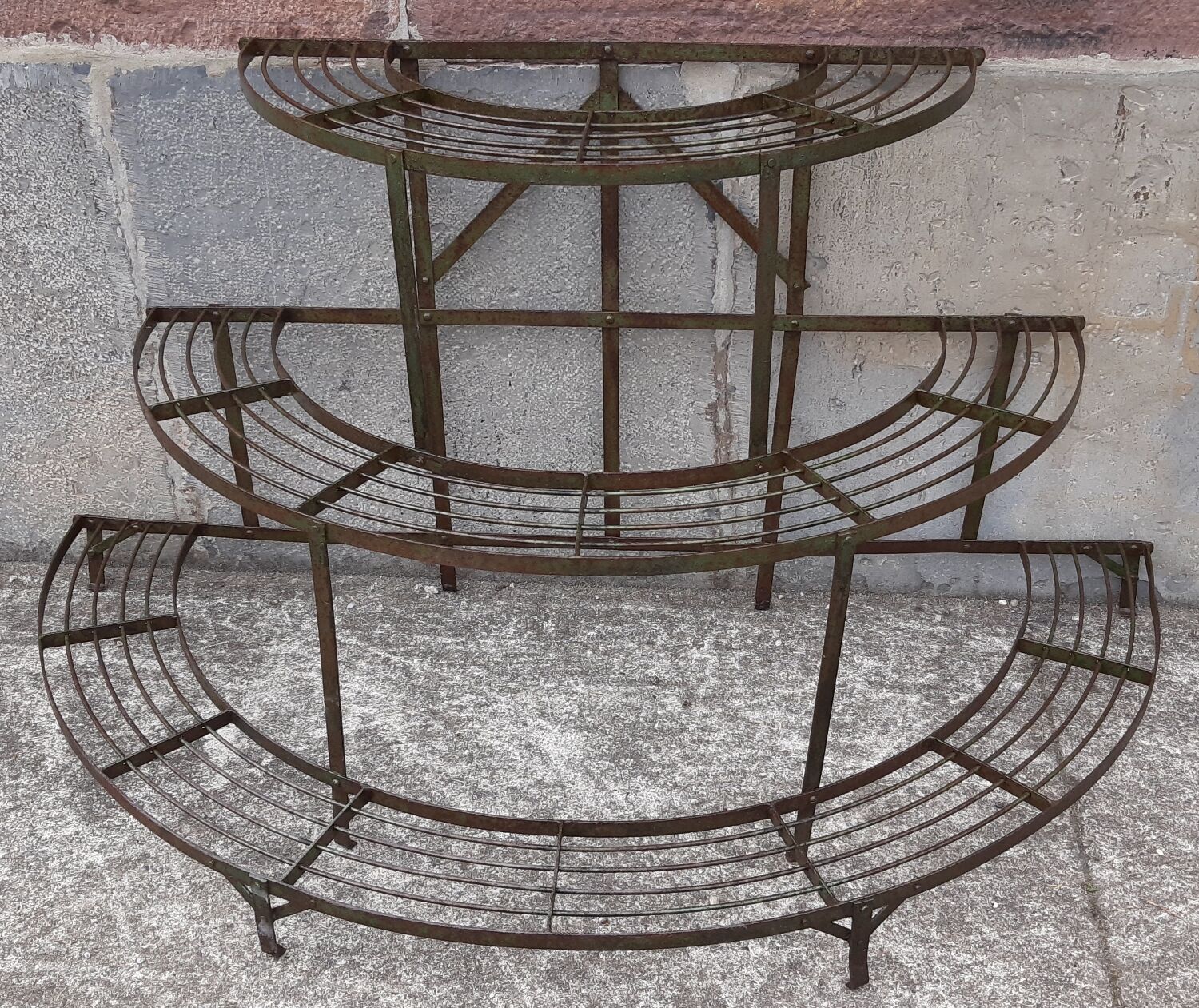 Half-moon plant holder