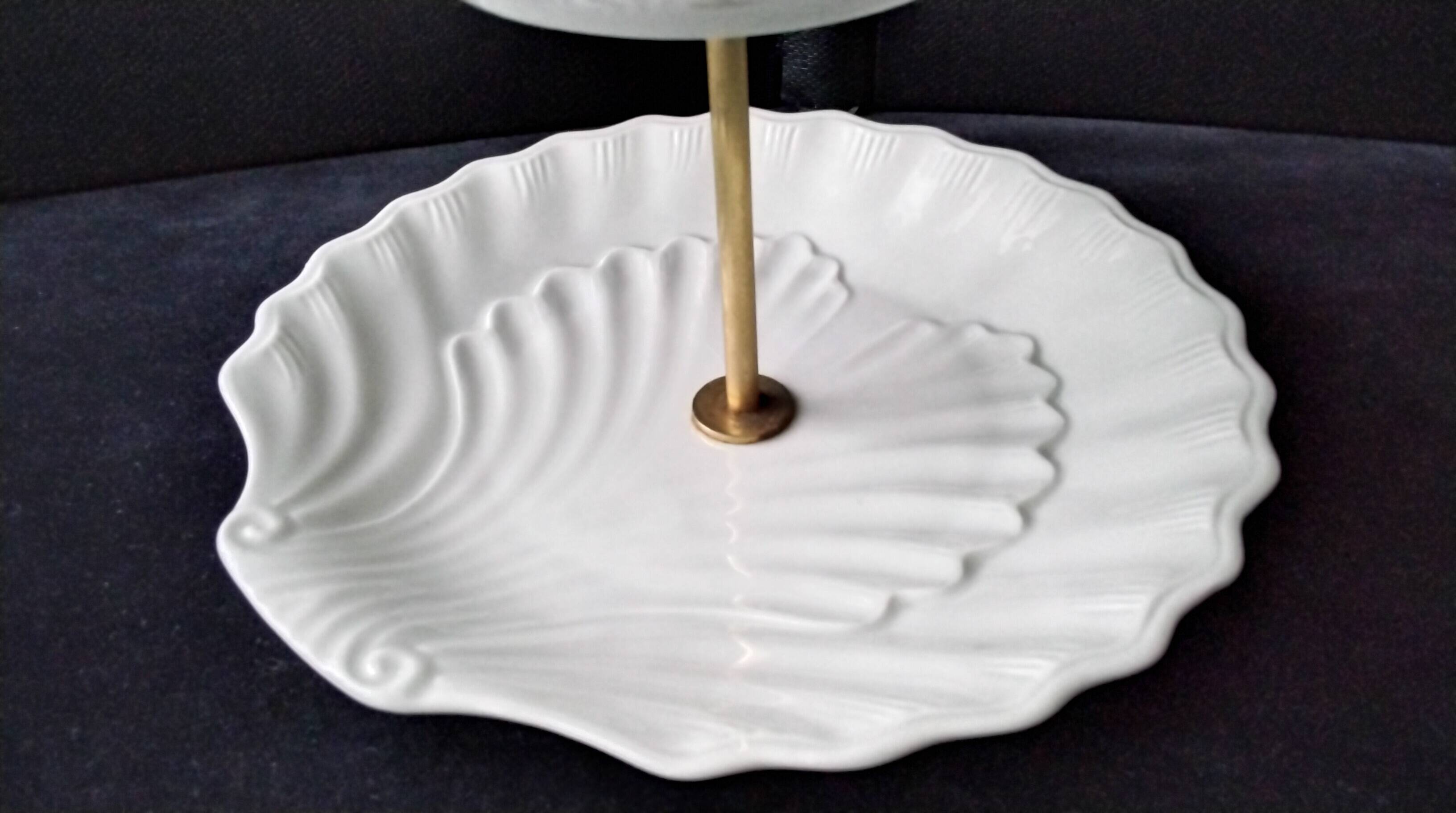Silent servant in white porcelain