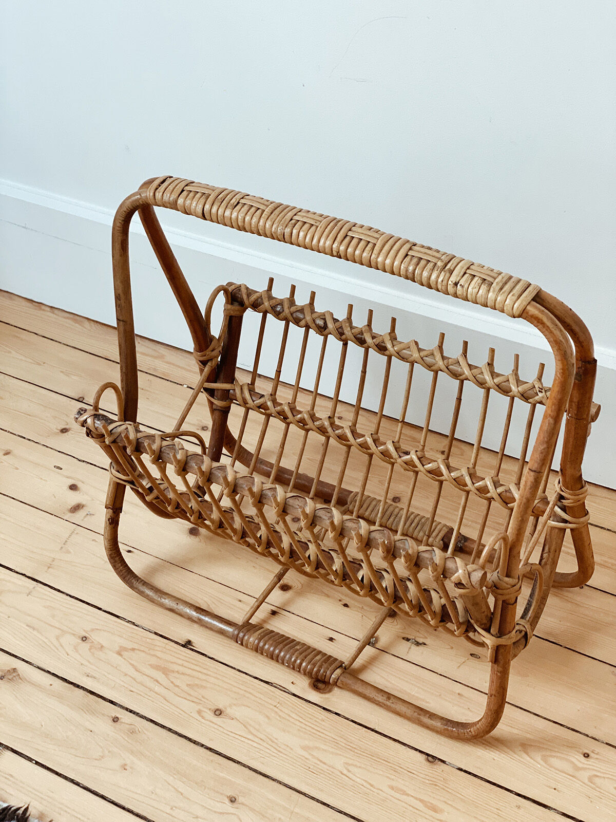 Porte revue en rotin