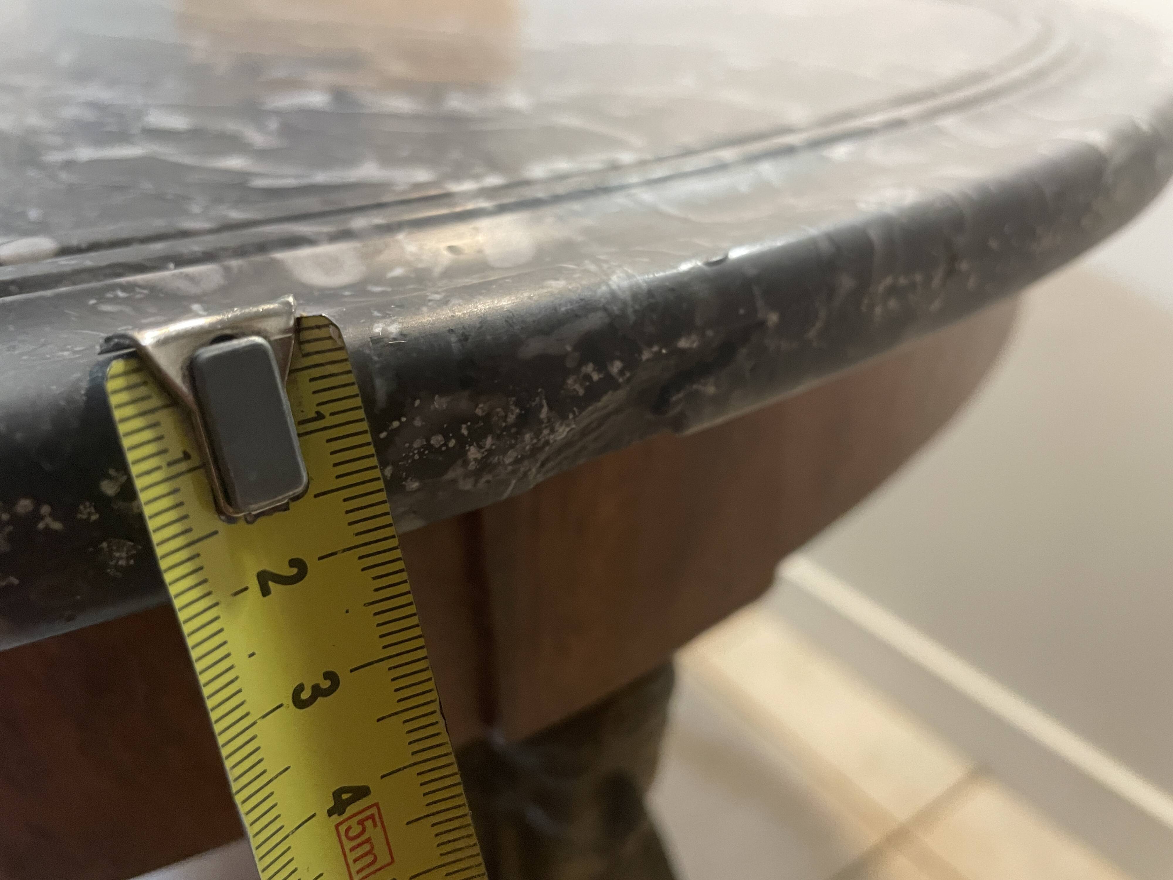 Table  ronde en marbre gris veiné