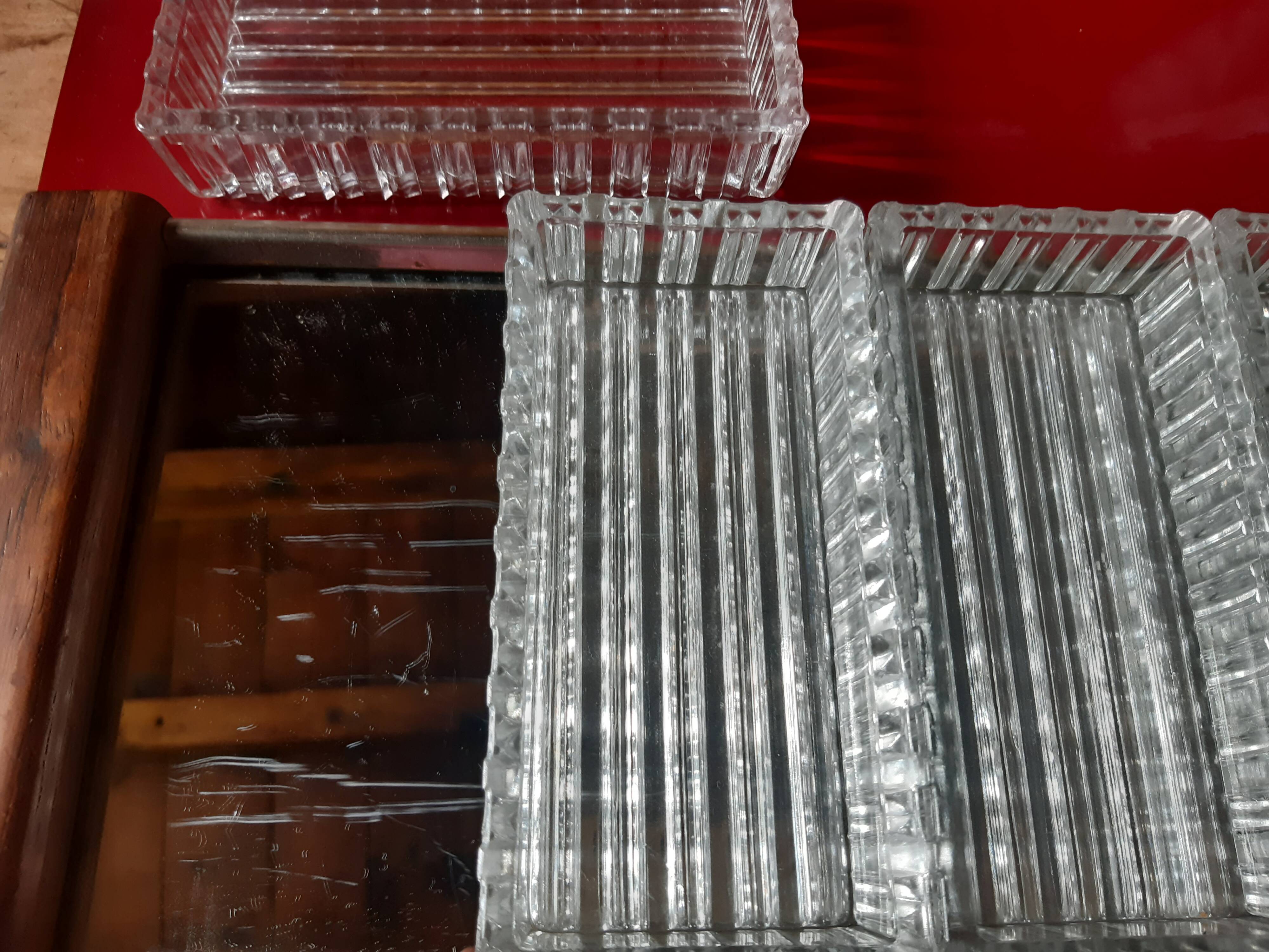 Service platter for aperitifs with four compartments in cut glass.