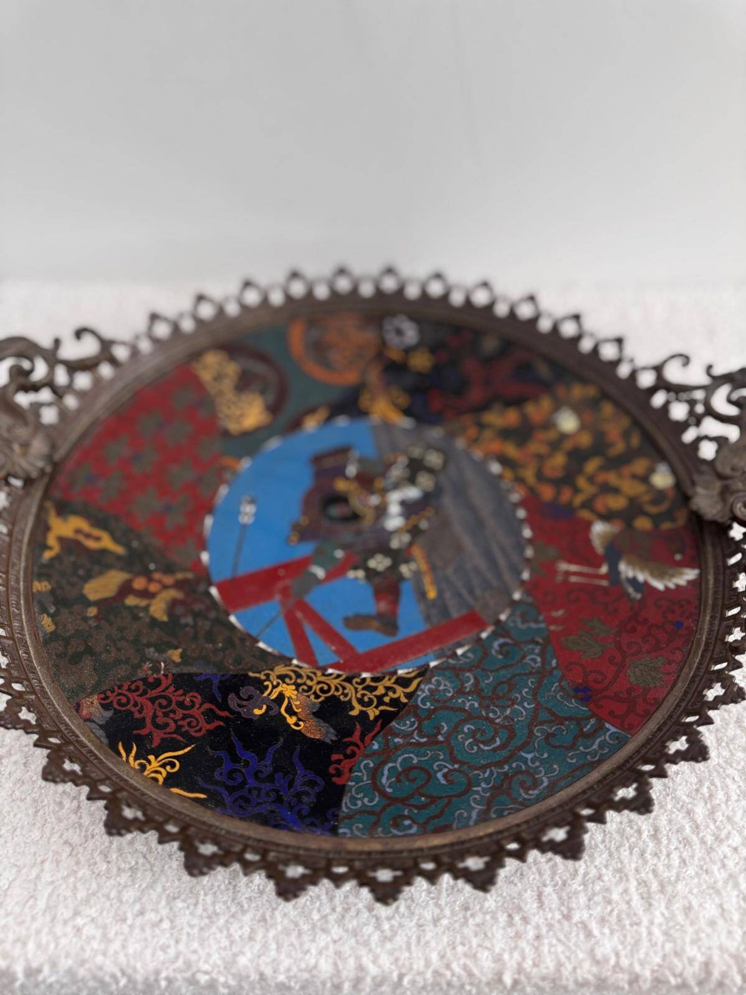 Large Japanese-style cloisonné enamel platter – Samurai decoration – Late 19th century