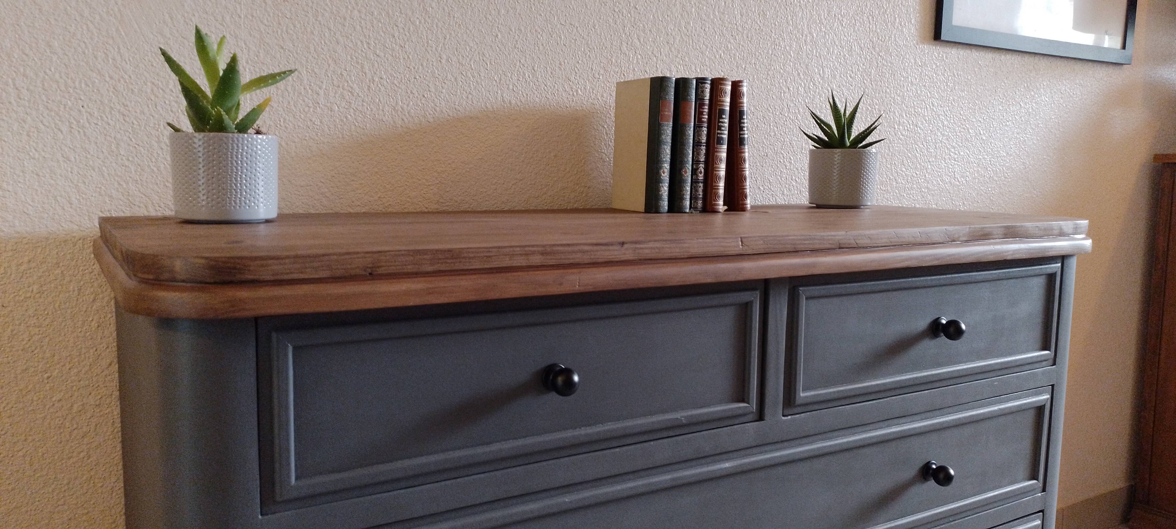 Chest of drawers with large drawers