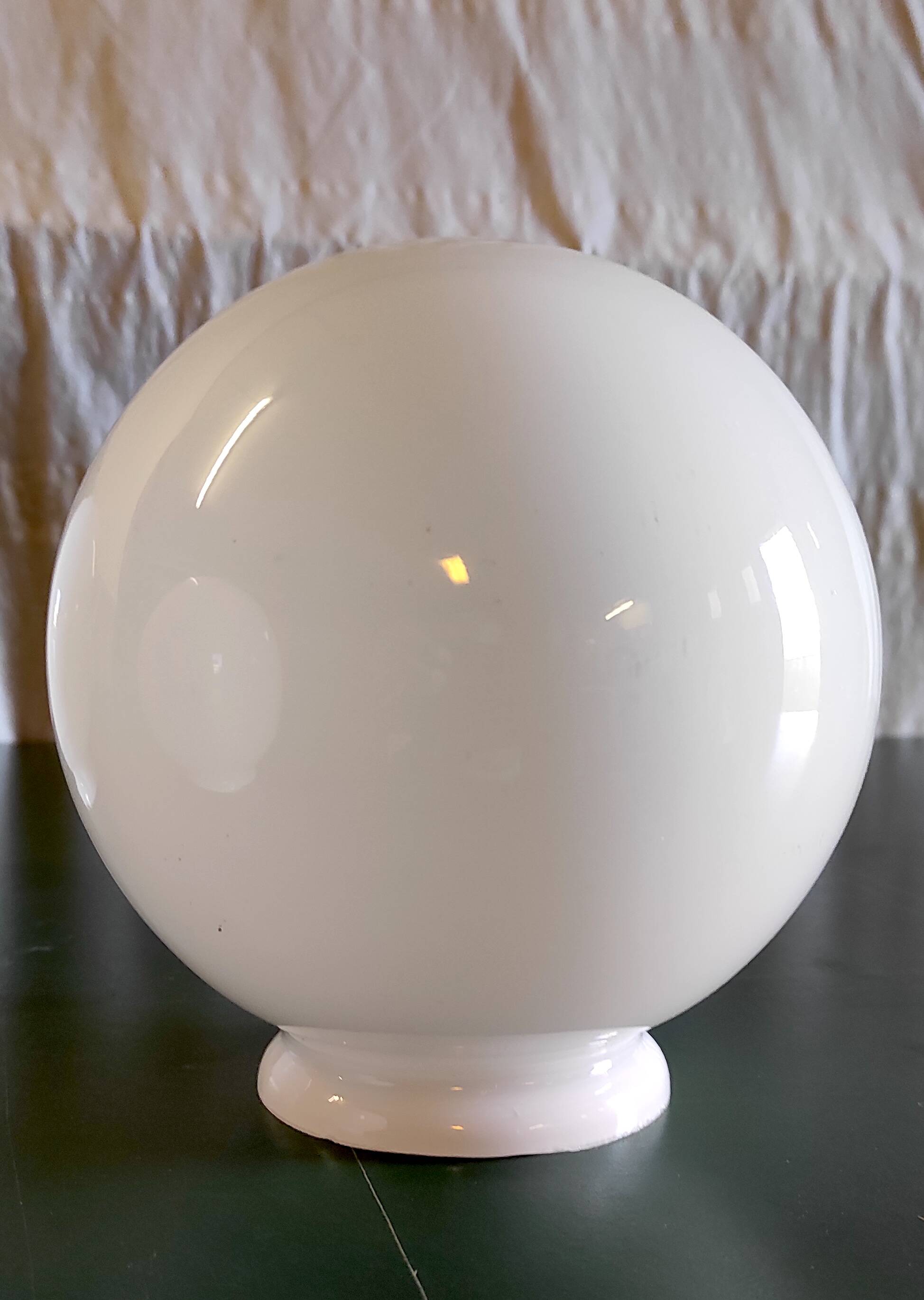 Abat-jour globe opaline diam. 15 cm - mid. XXème