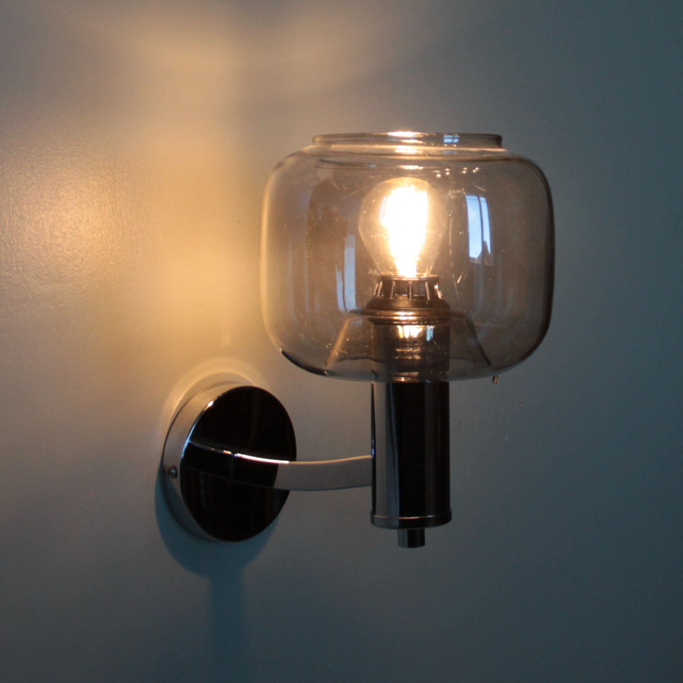 Applique vintage en métal chromé et globe en verre fumé gris design Disderot seventies