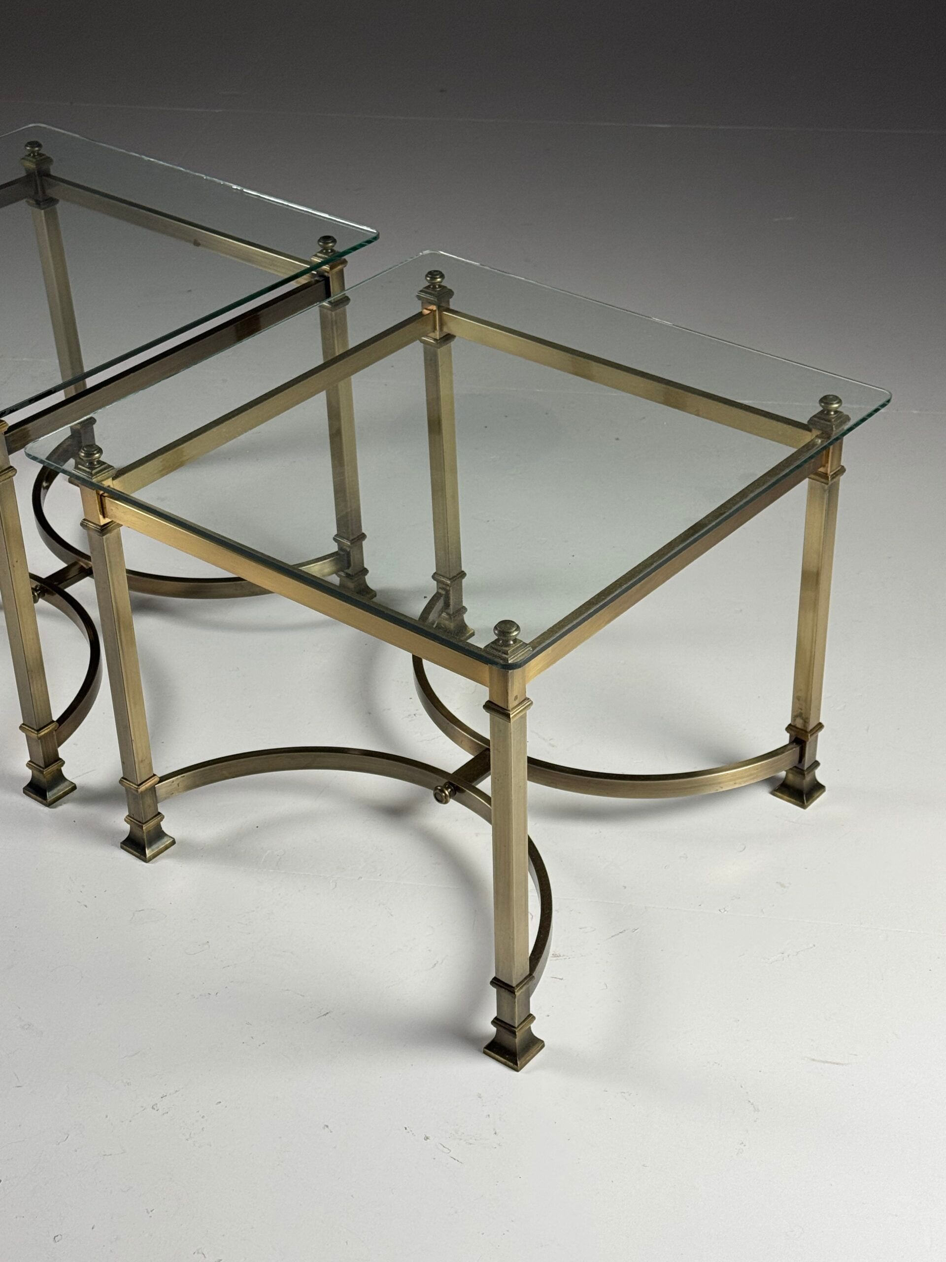 Ensemble de 2 tables d'appoint en métal vintage