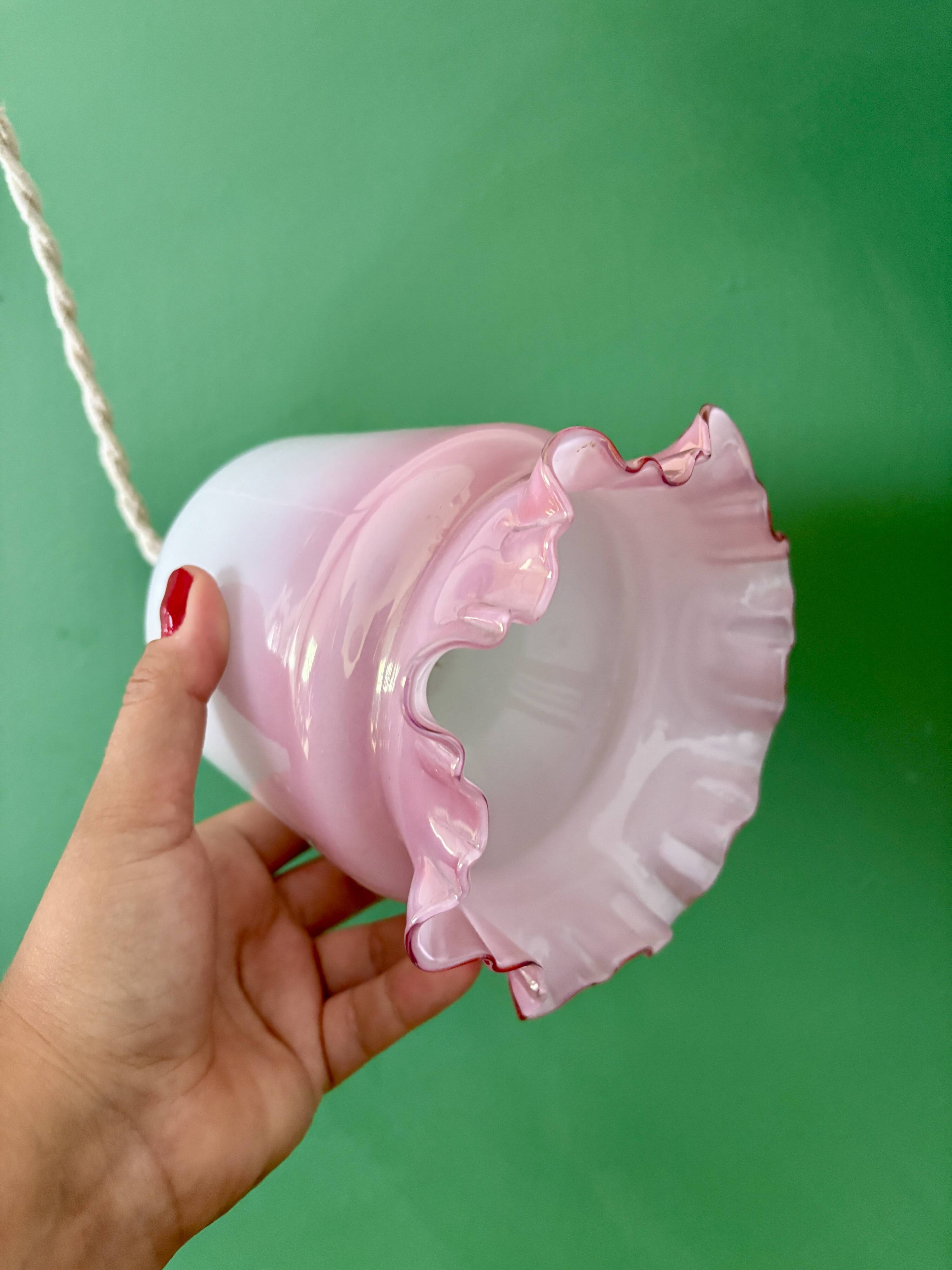 Suspension globe vintage en opaline blanche et rose