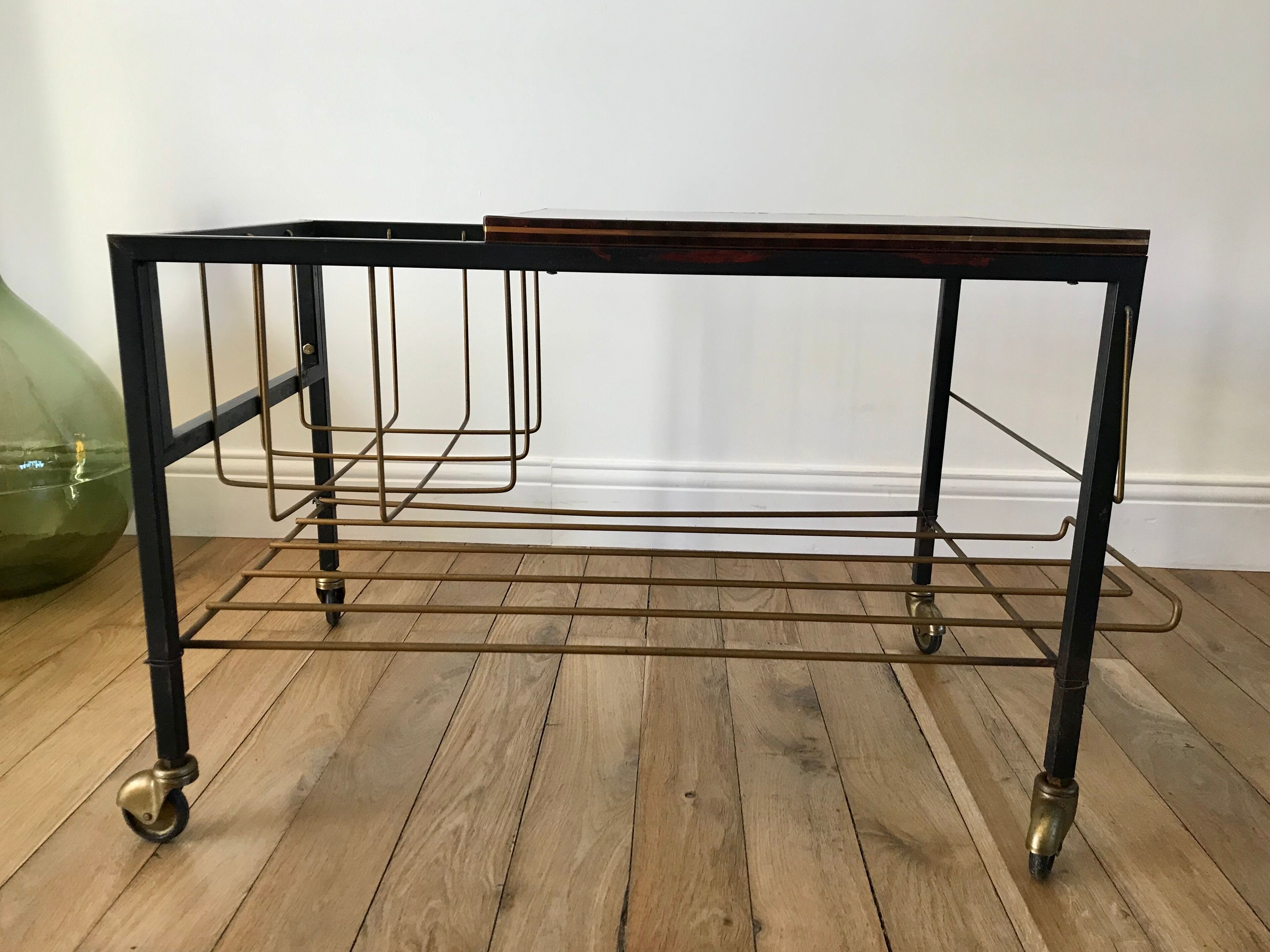 Range-vinyl service in formica and brass 70s