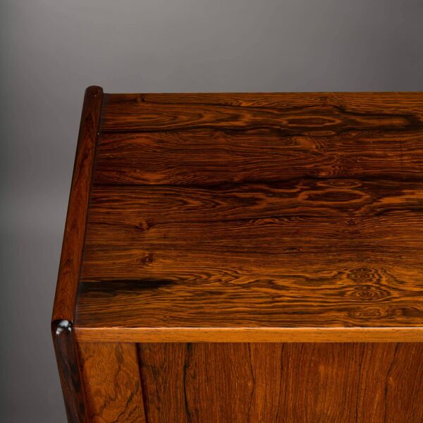 Buffet en palissandre haut avec portes tambour fabriqué par Farstrup, années 1960.