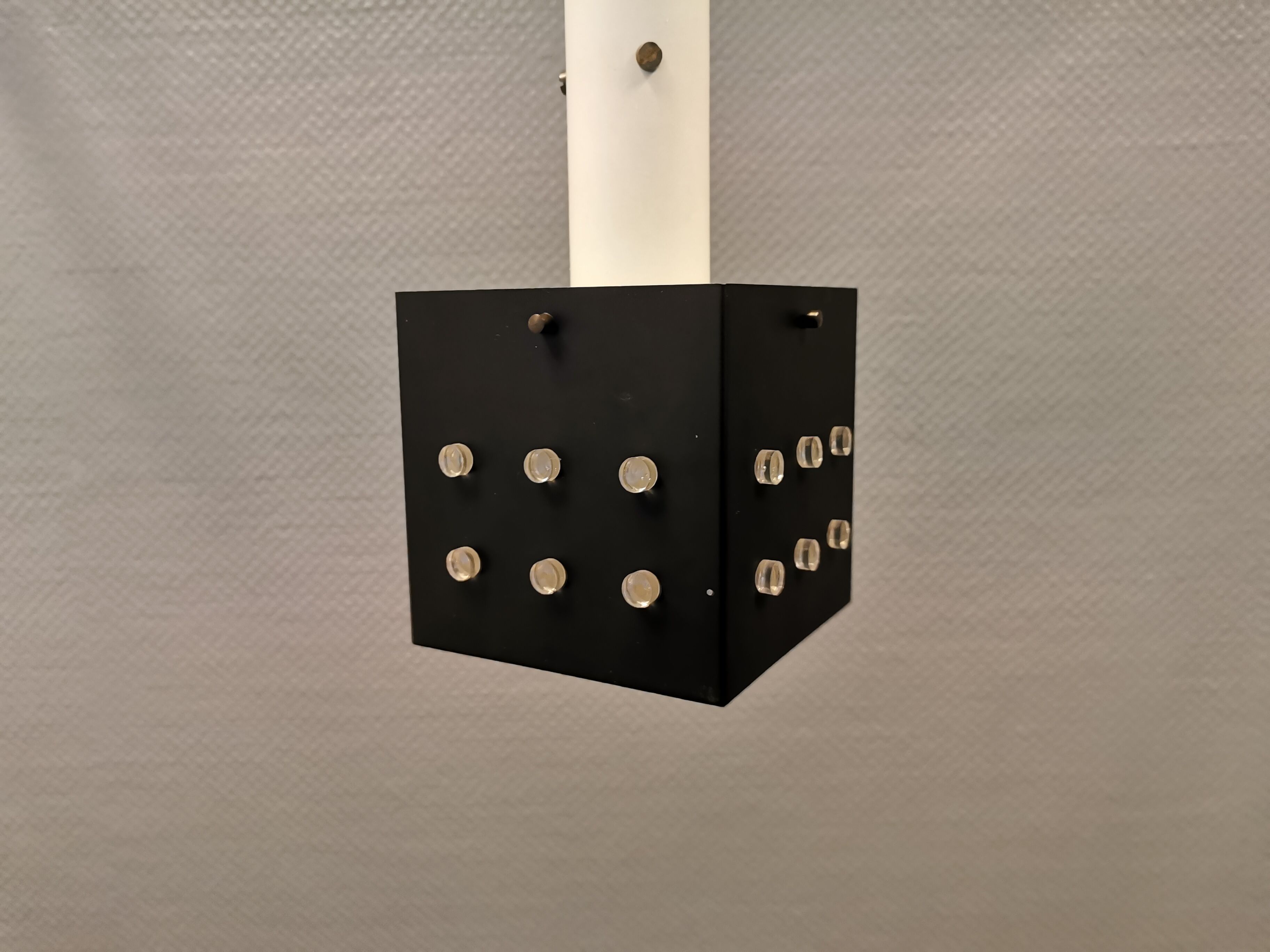 Lampe suspendue carrée de l’ère spatiale en métal laqué blanc et noir.