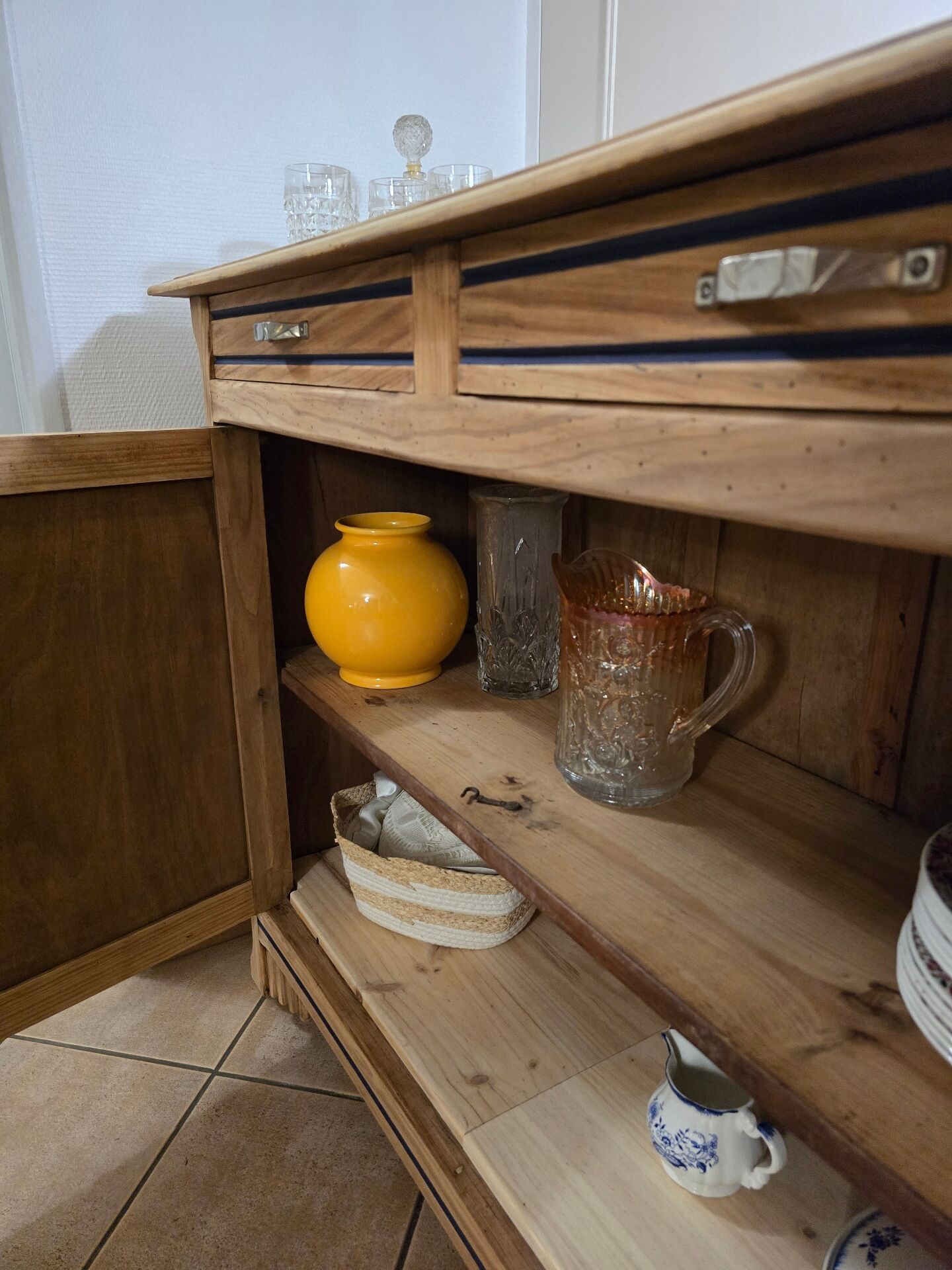 Buffet in Art Deco style, restored solid raw wood.