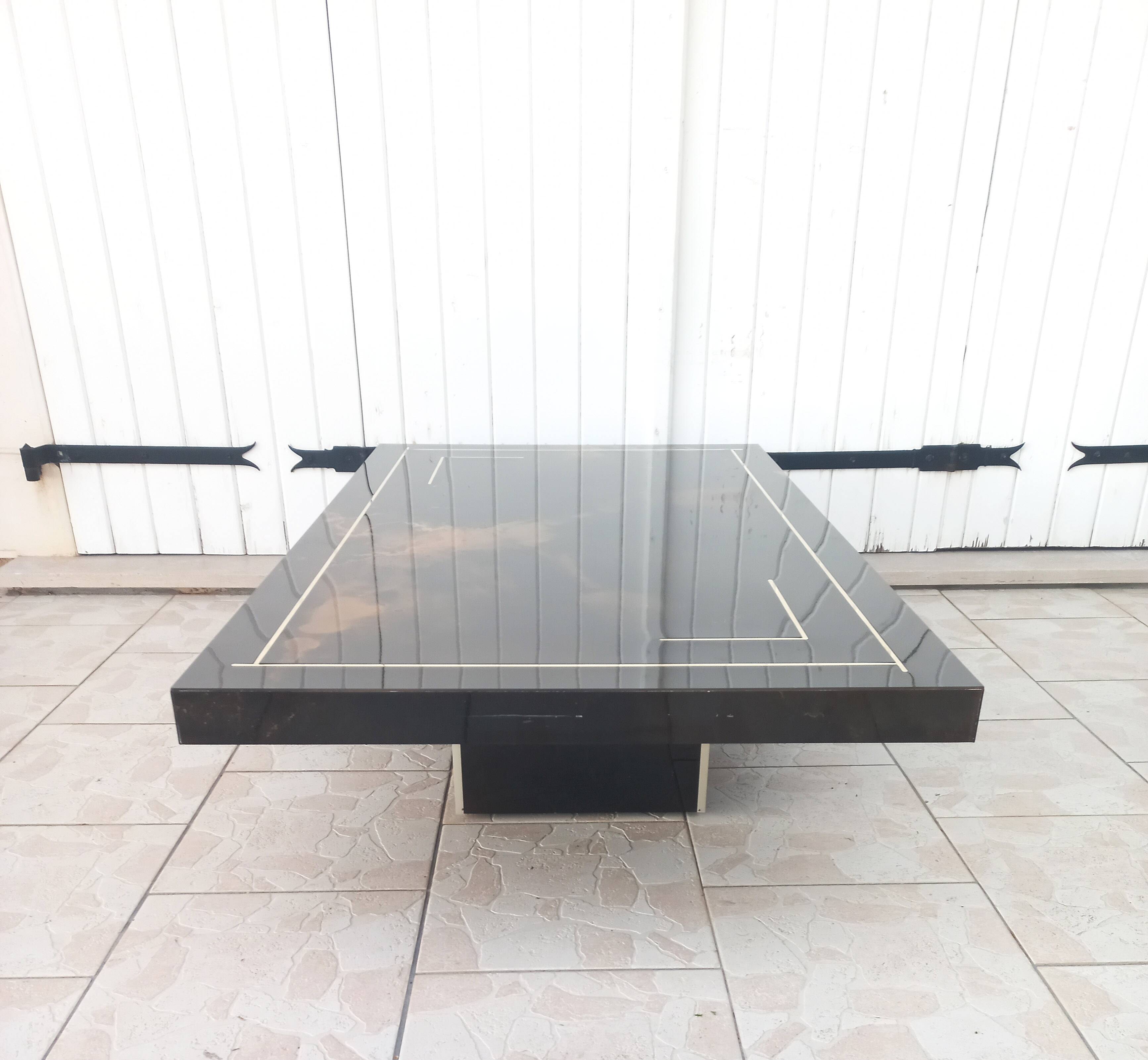 Table basse laquée à décor solaire
