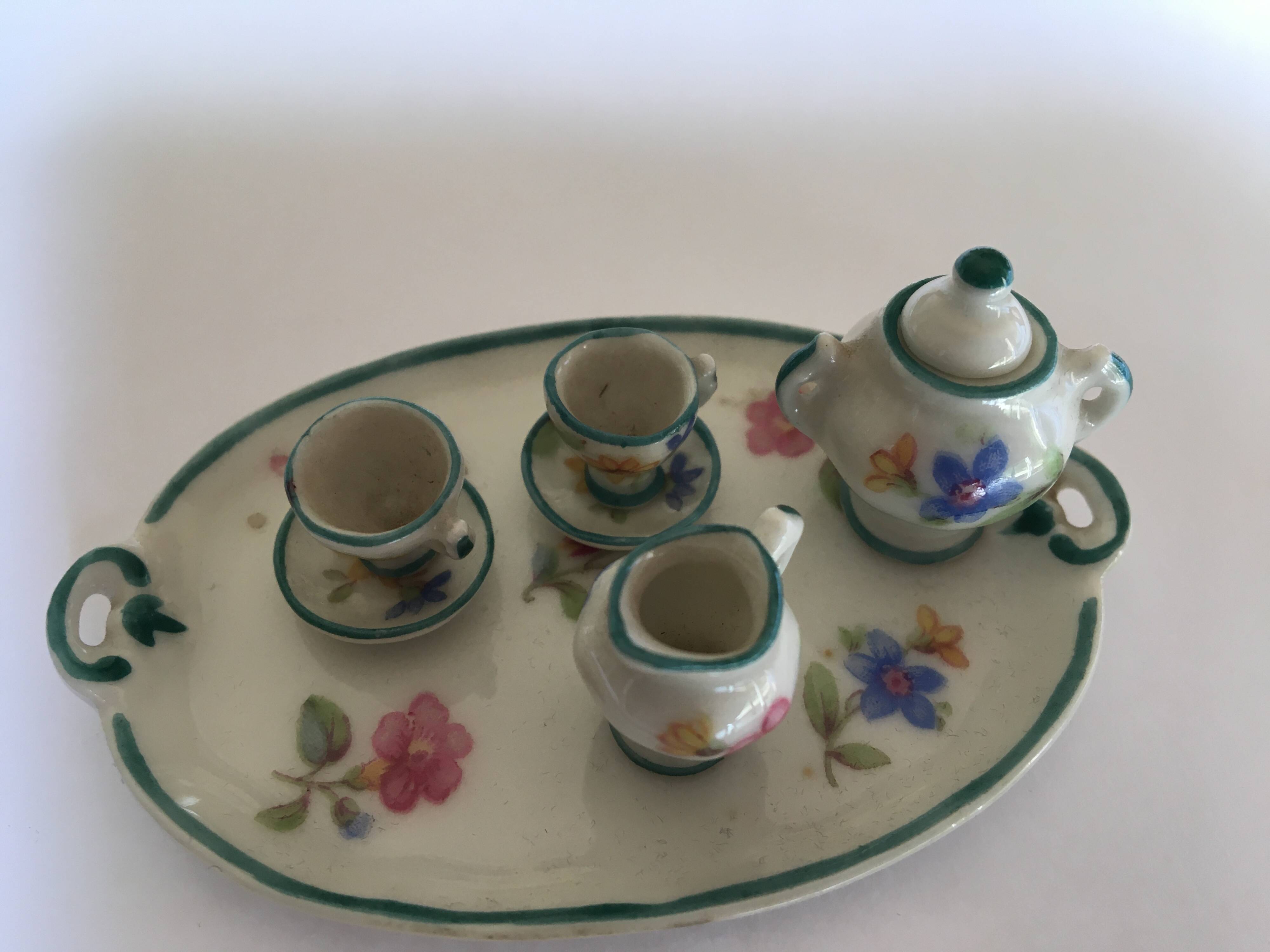 Small antique tea set in porcelain for children.