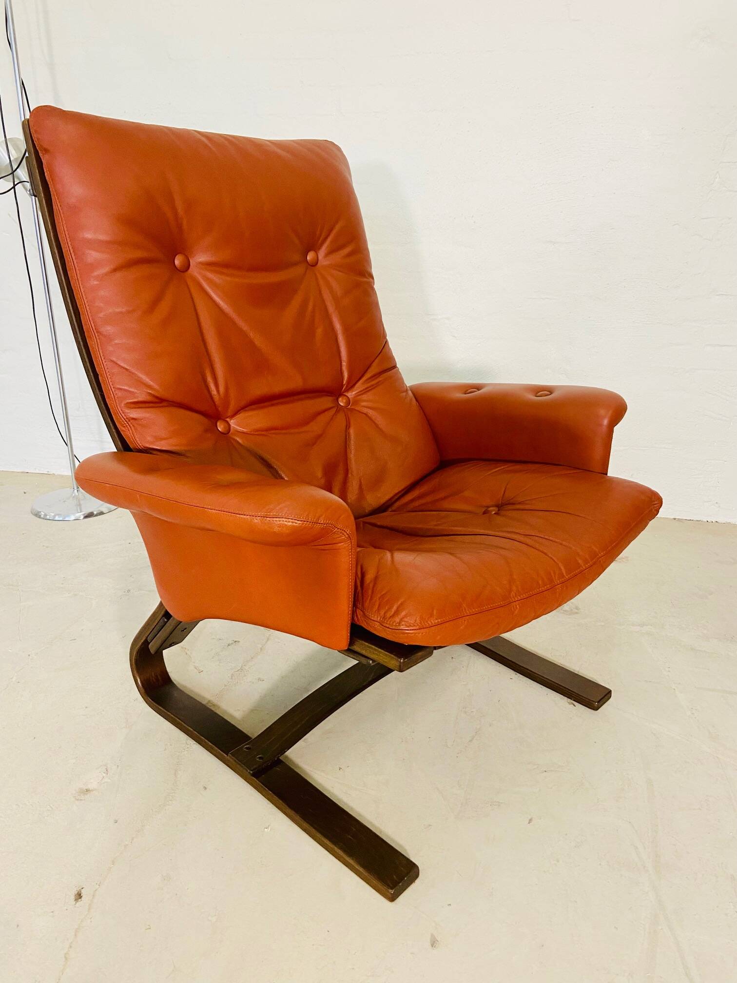 Vintage scandinavian cognac lounge chair by komfort