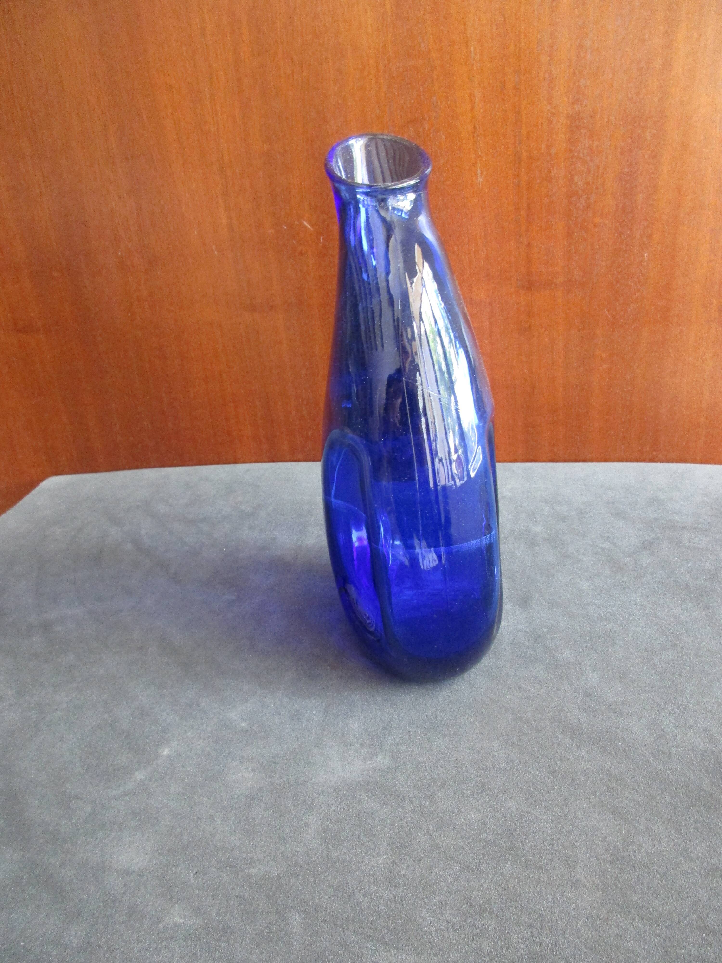 Broc a eau en verre bleu