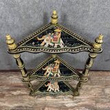 Inde vers 1900 : jolie étagère d'angle en bois laqué et peint