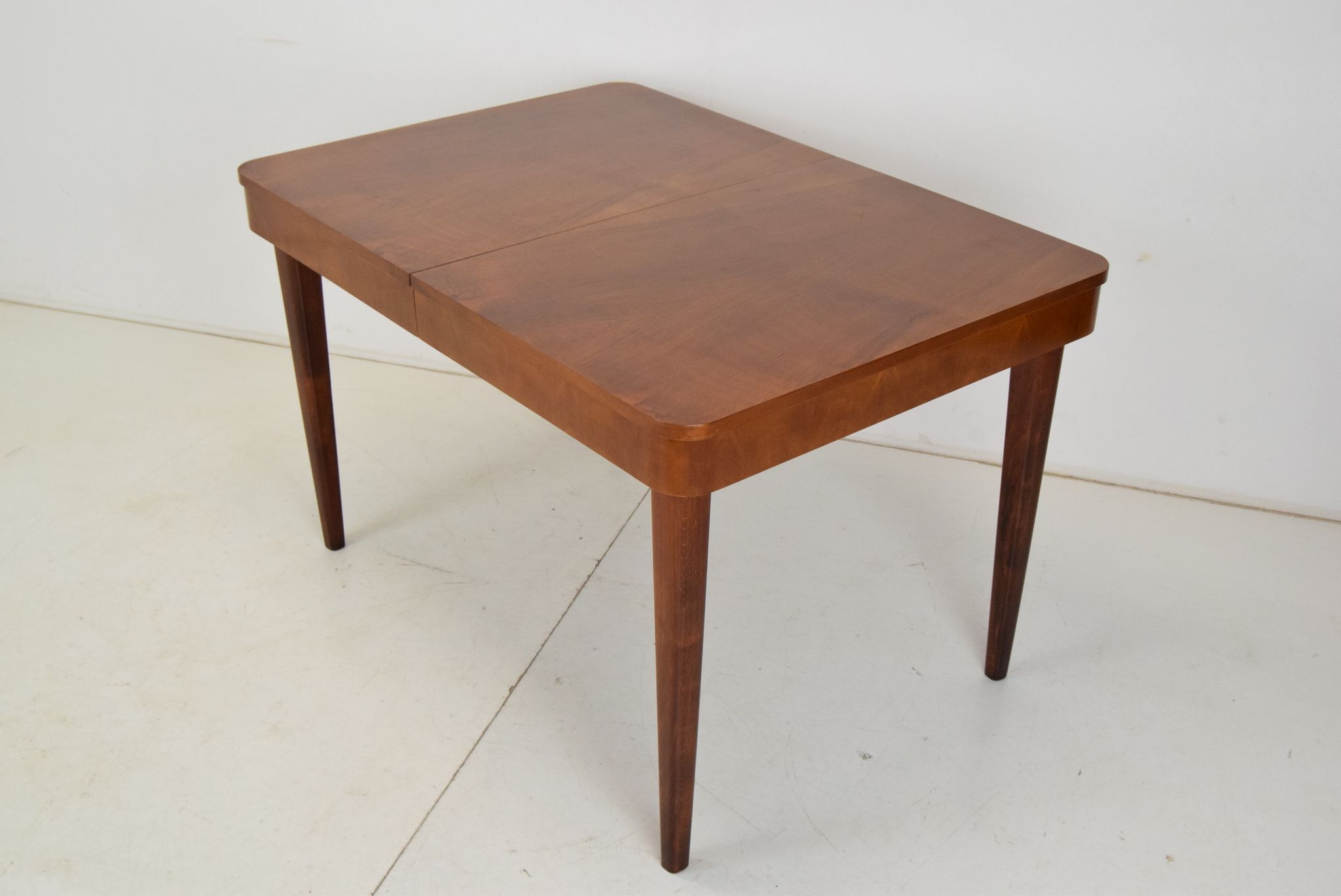 Table à manger extensible Art déco, conçue par Jindrich Halabala, années 1940.