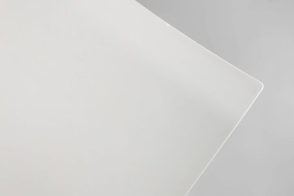 Chaise design blanche du milieu du siècle avec structure en métal et assise en plastique, Belgique