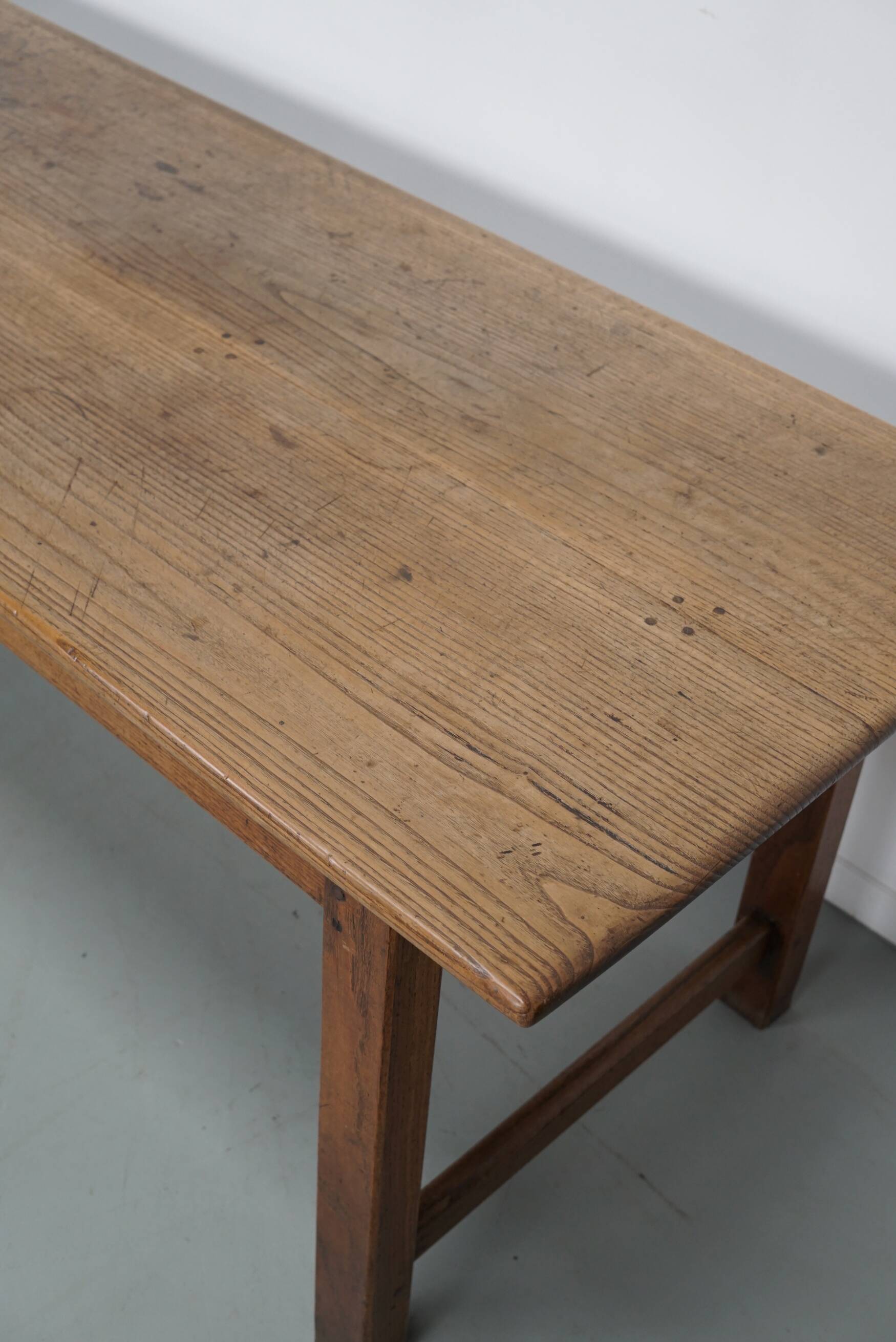Grande table à manger rustique française du XIXe siècle en orme et chêne