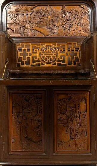 Meuble bar chinois sculpté en bois – XXe siècle
